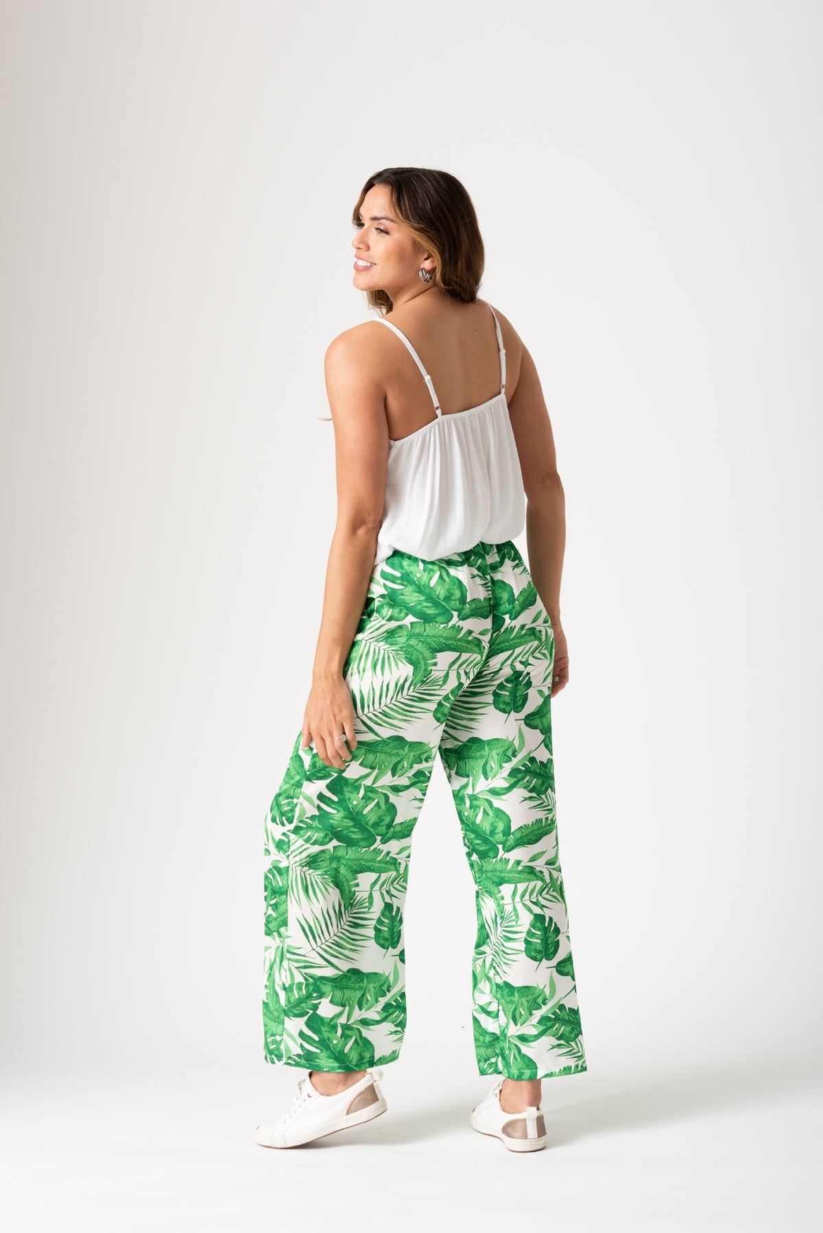 Palazo Granvía Verde combinado con blusa blanca para un look casual
