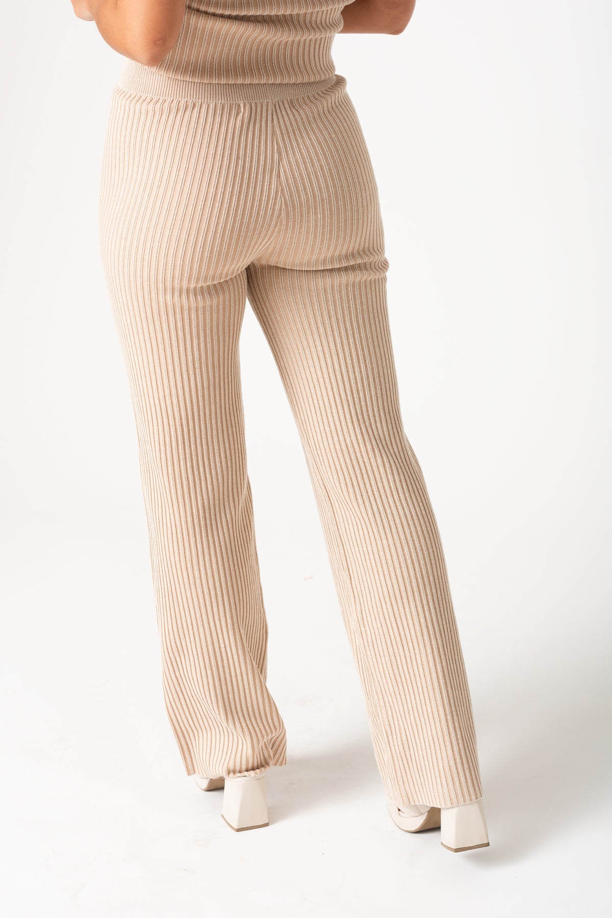 Combinación del Palazzo Senda con blusa para evento formal