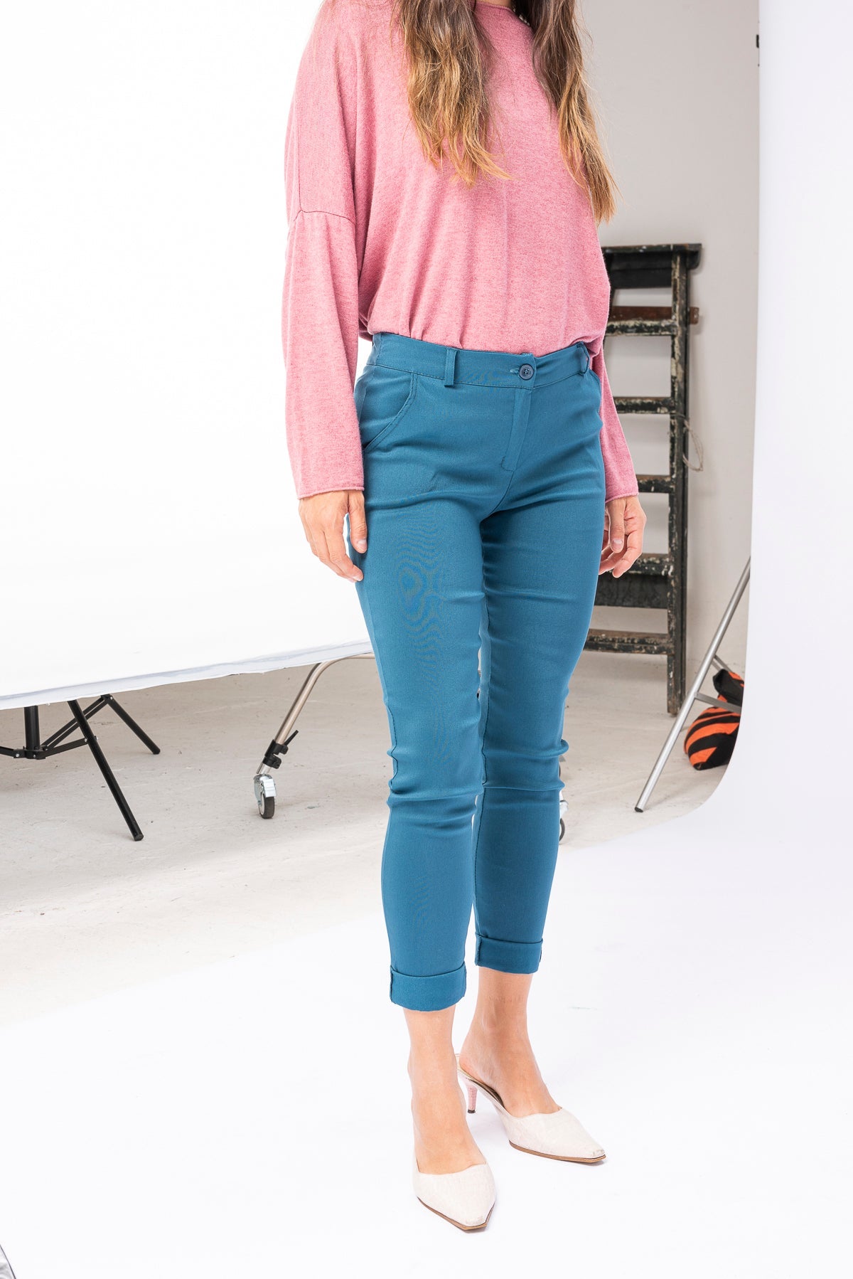 Pantalón Aline Azul Petróleo de Viviana Méndez - vista frontal