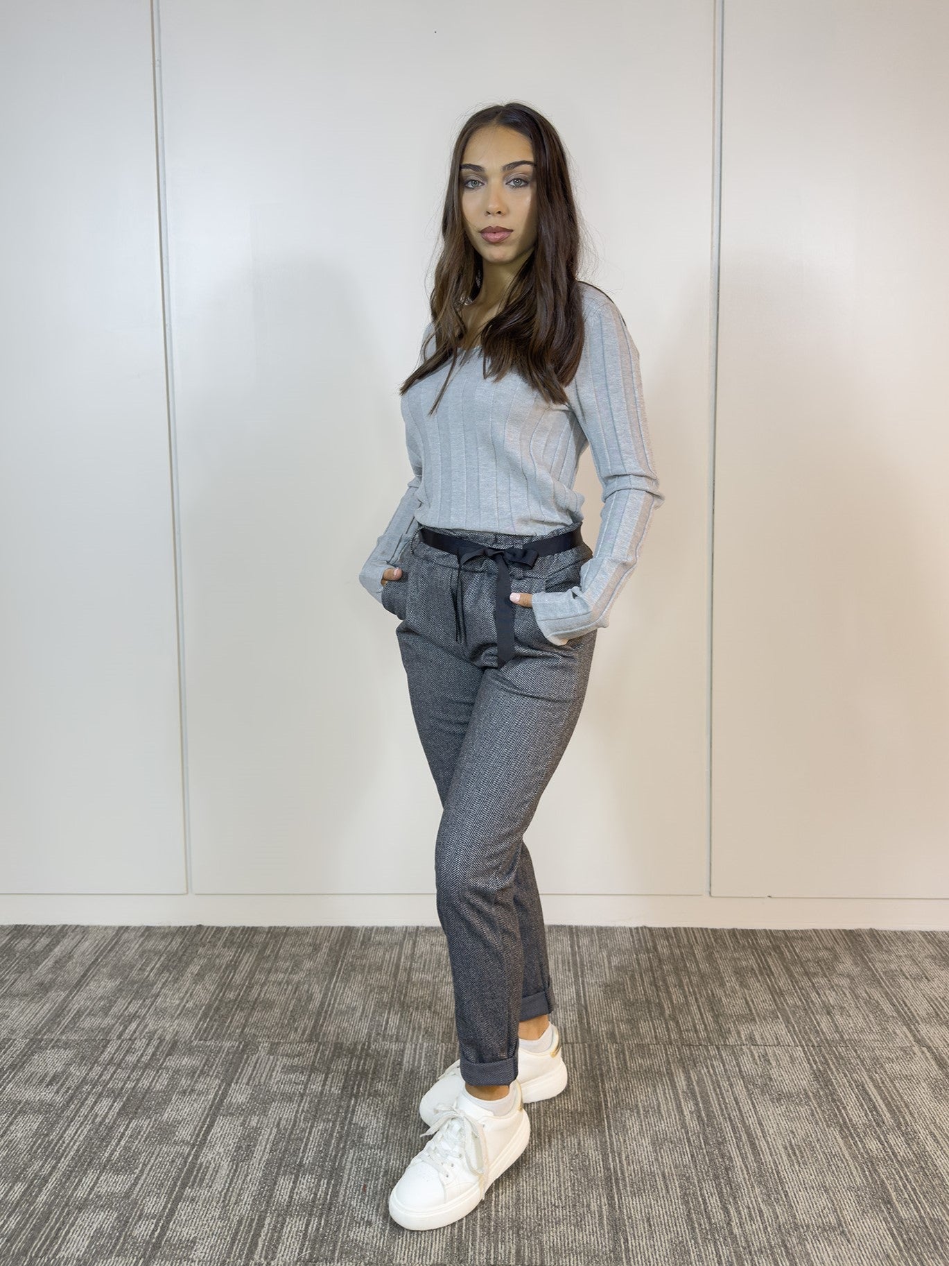 Pantalón Aline Cint Elast Gris con estampa - vista frontal