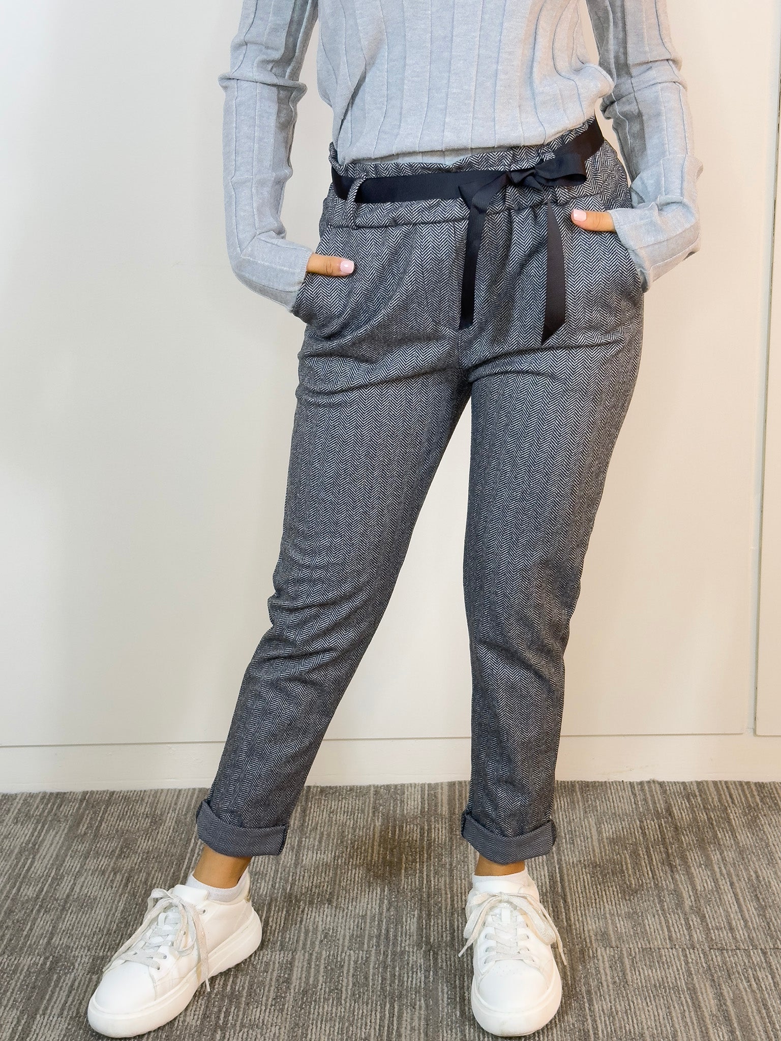 Pantalón Aline Cint Elast Gris - look casual con camiseta