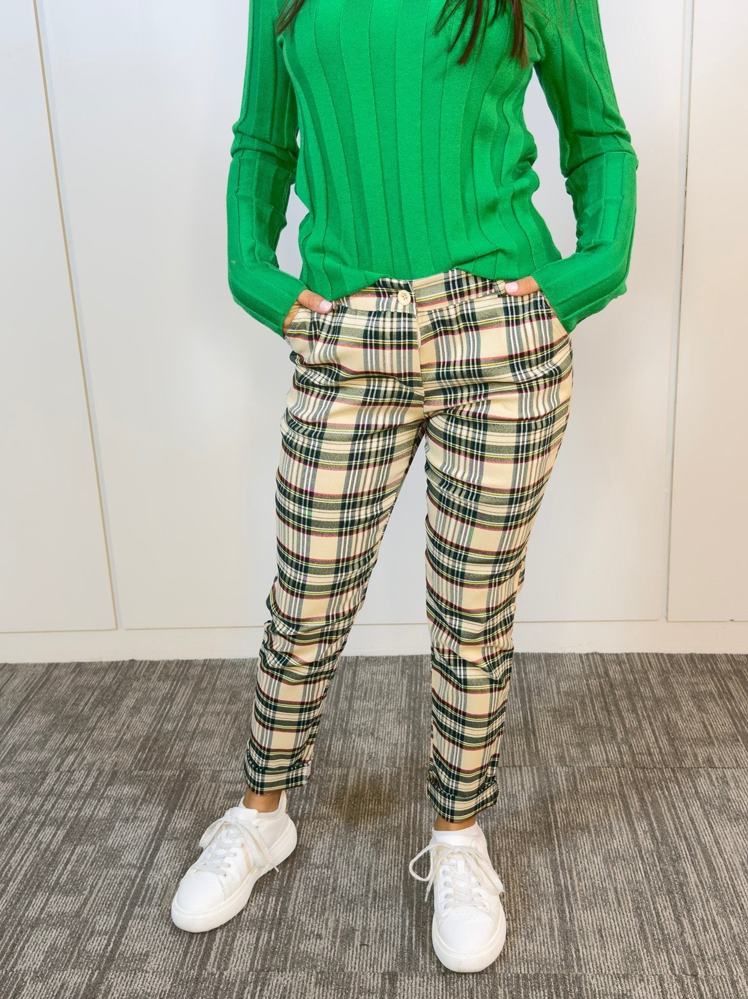 Pantalón Aline Escocia Beige combinado con blusa