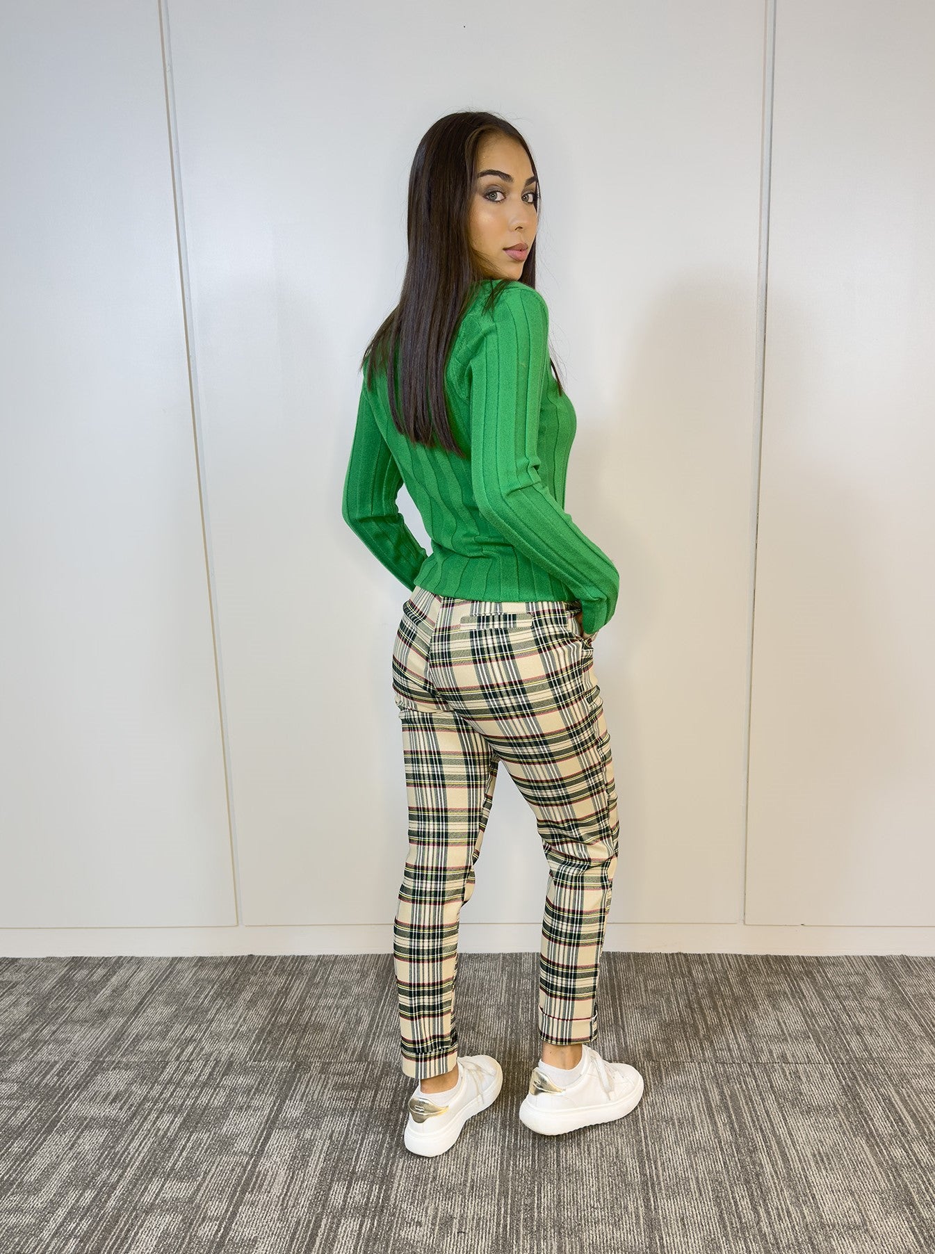 Detalle del estampado escocés en Pantalón Aline