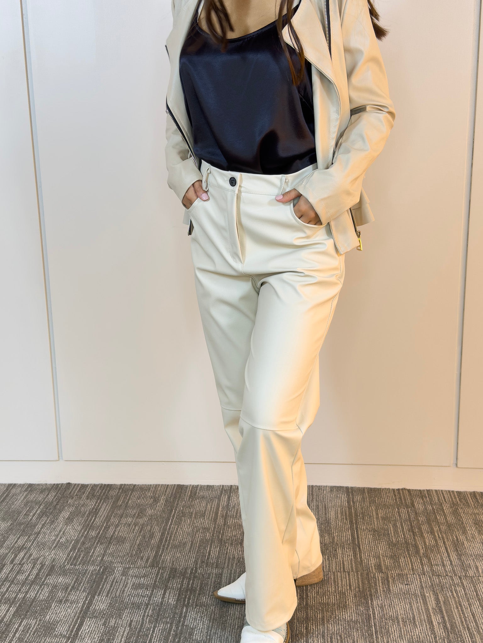 Viviana Méndez - Pantalón Eco Cuero Beige - Pantalones