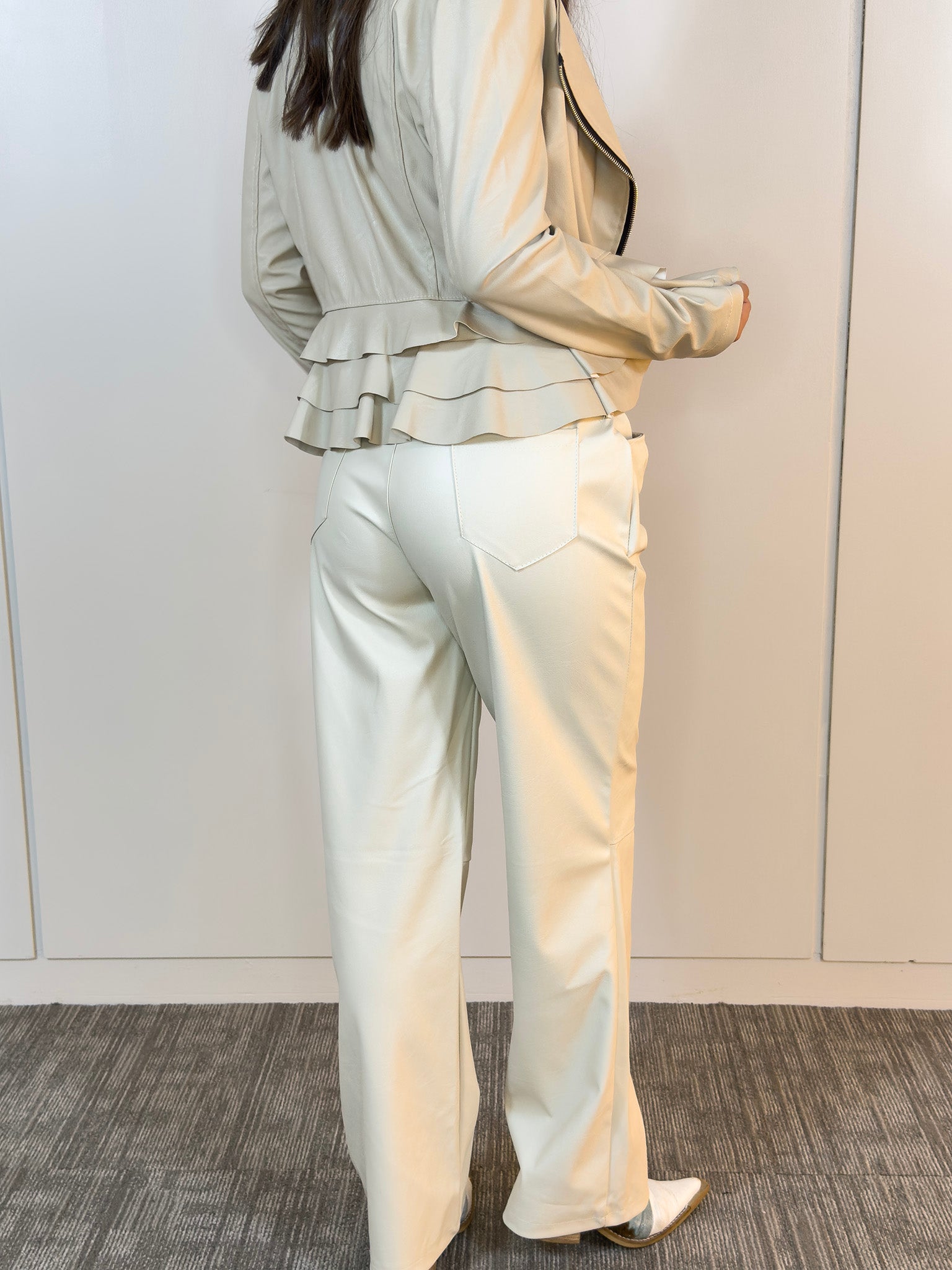 Viviana Méndez - Pantalón Eco Cuero Beige - Pantalones