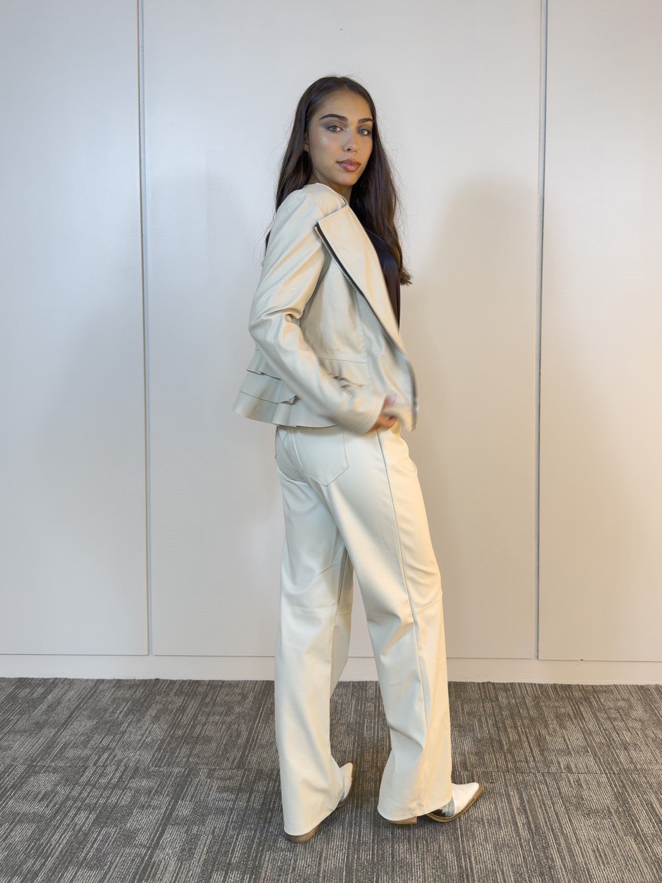 Viviana Méndez - Pantalón Eco Cuero Beige - Pantalones