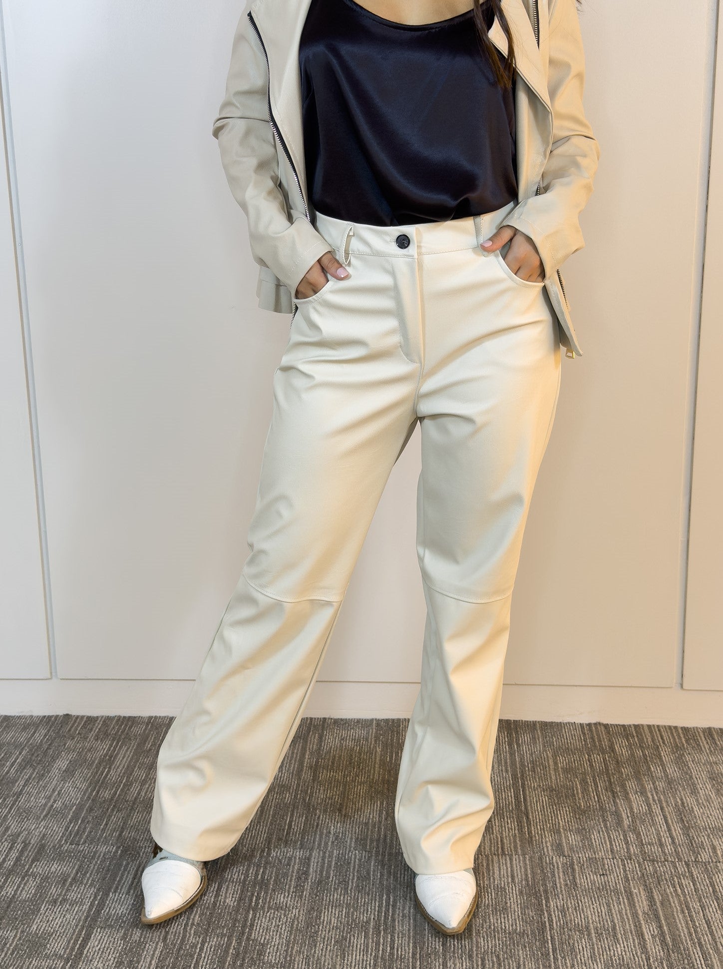 Viviana Méndez - Pantalón Eco Cuero Beige - Pantalones