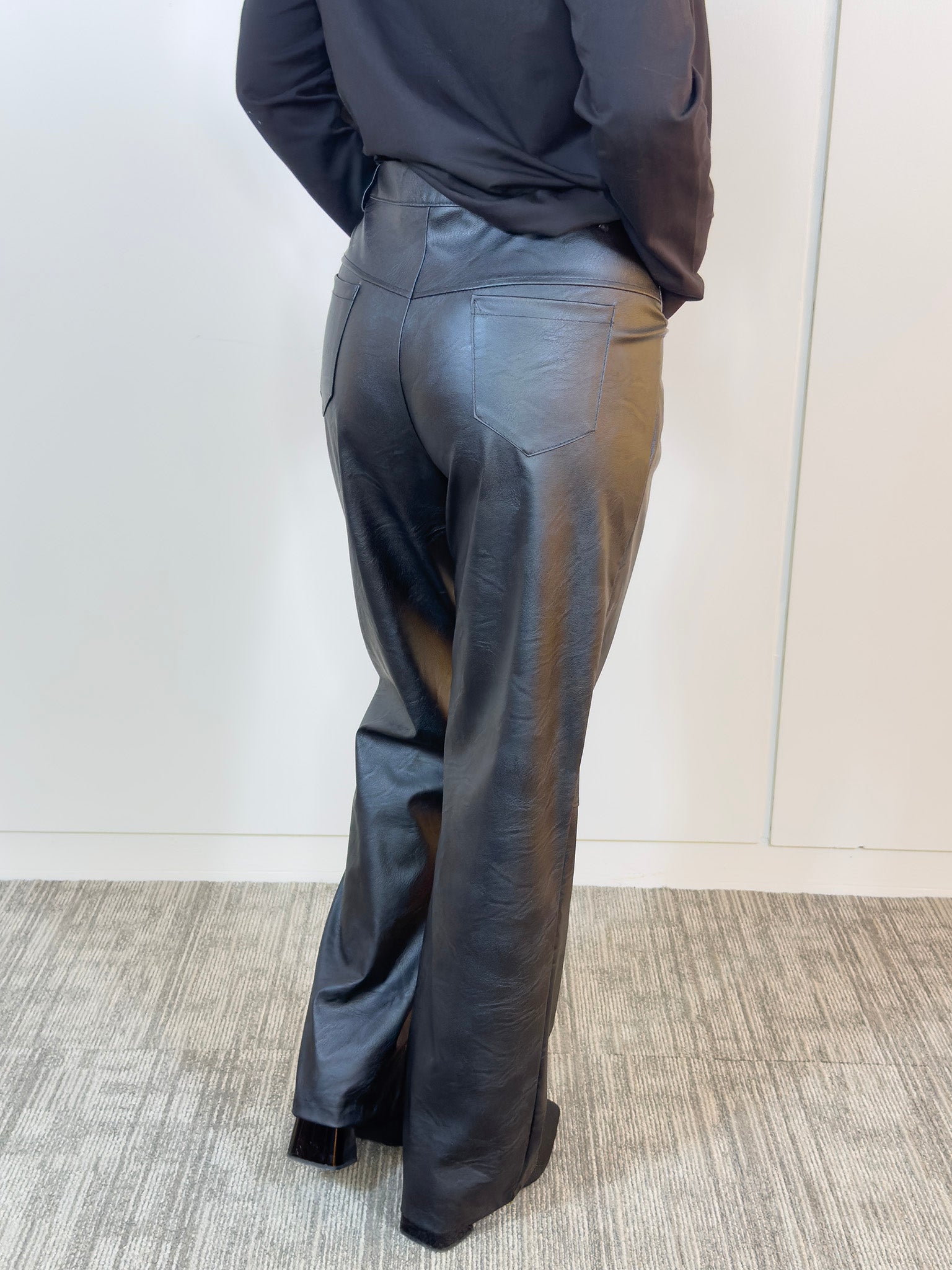 Viviana Méndez - Pantalón Eco Cuero Negro - Pantalones