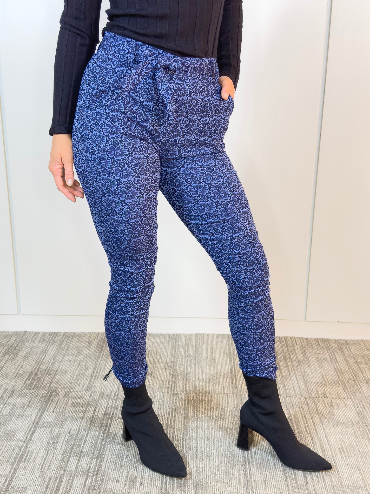 Viviana Méndez - Pantalón Legato Jackard Floral - Pantalones