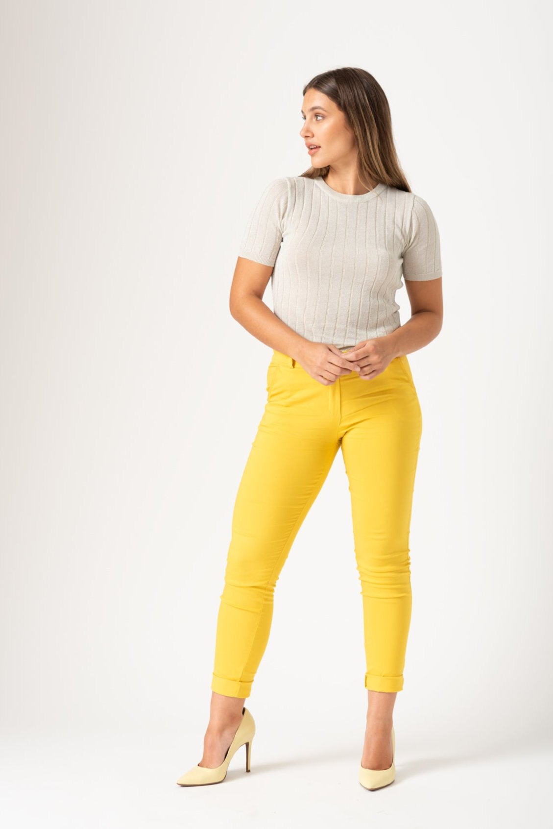 Look completo con la Remera Alba Beige y pantalón para estilo casual
