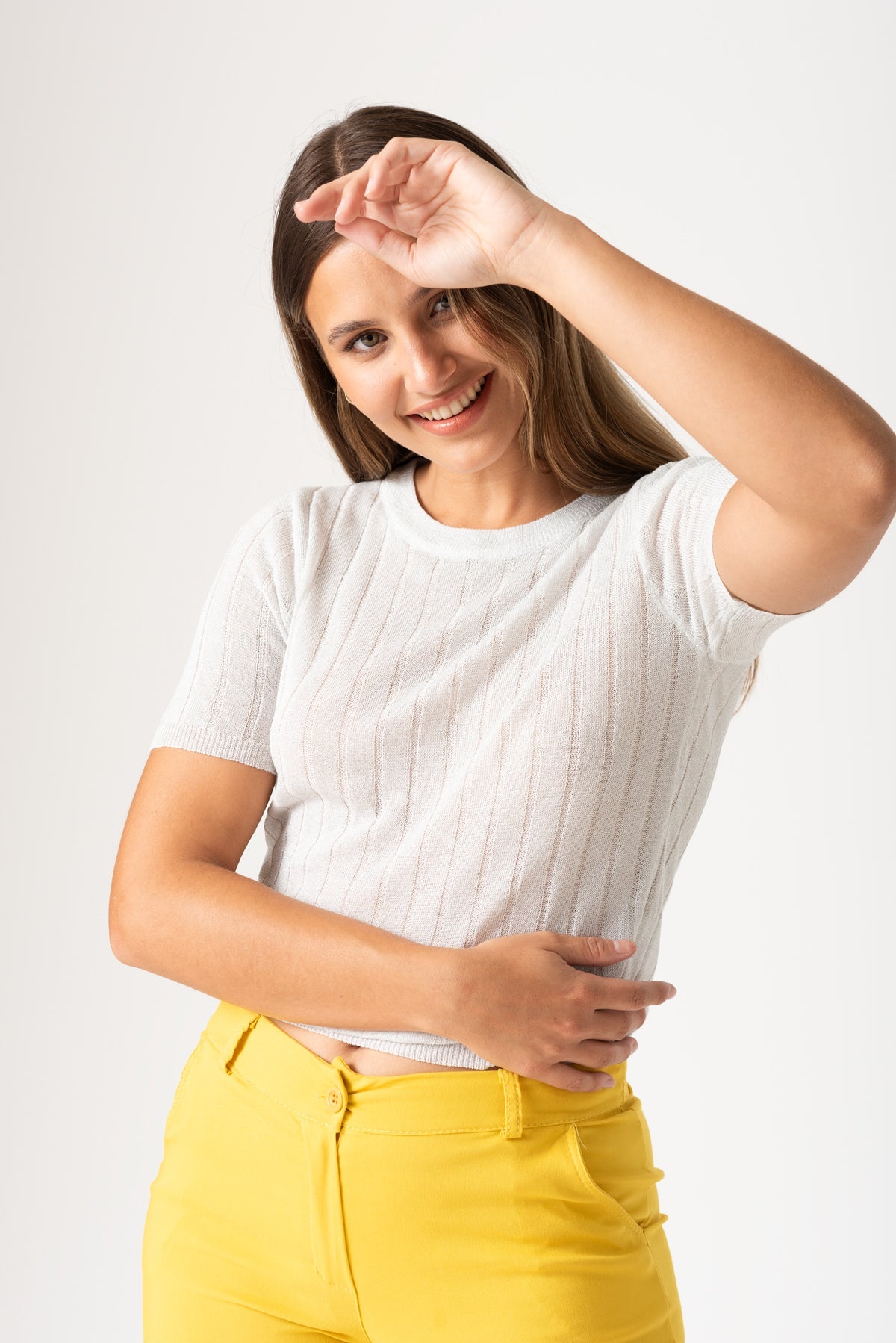 Remera blanca de diseño minimalista y escote sutil - vista frontal