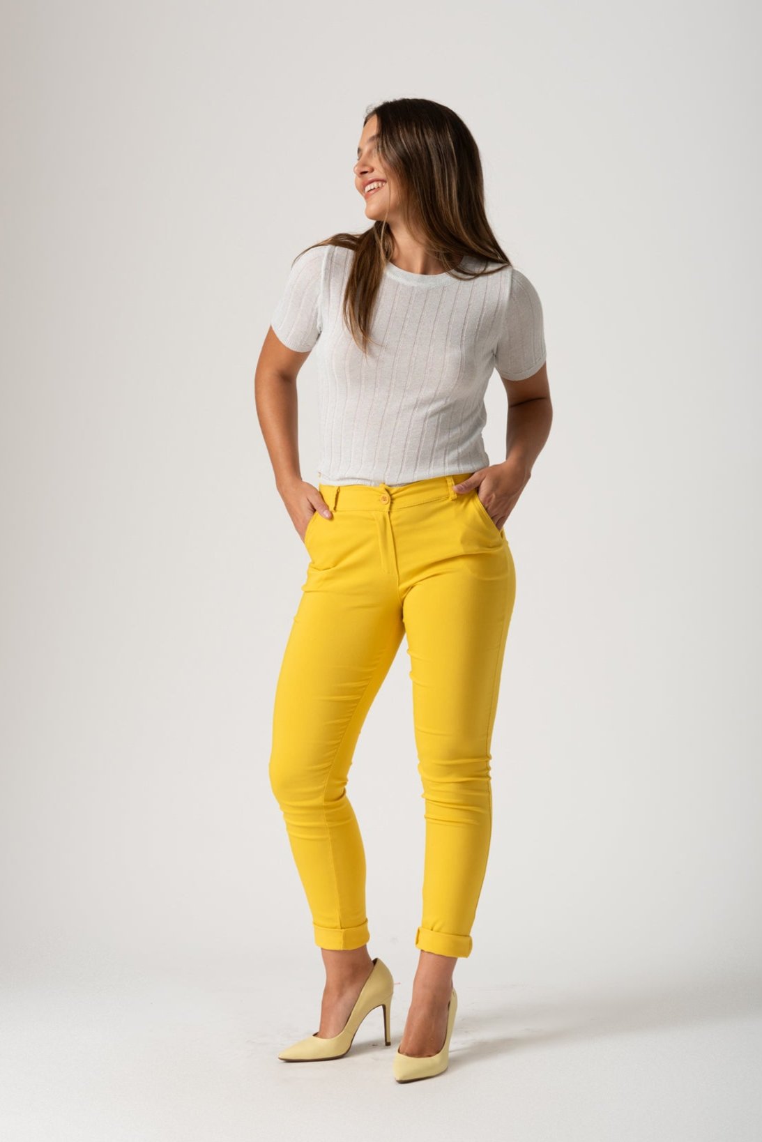 Estilo casual con jeans y accesorios dorados para el día a día