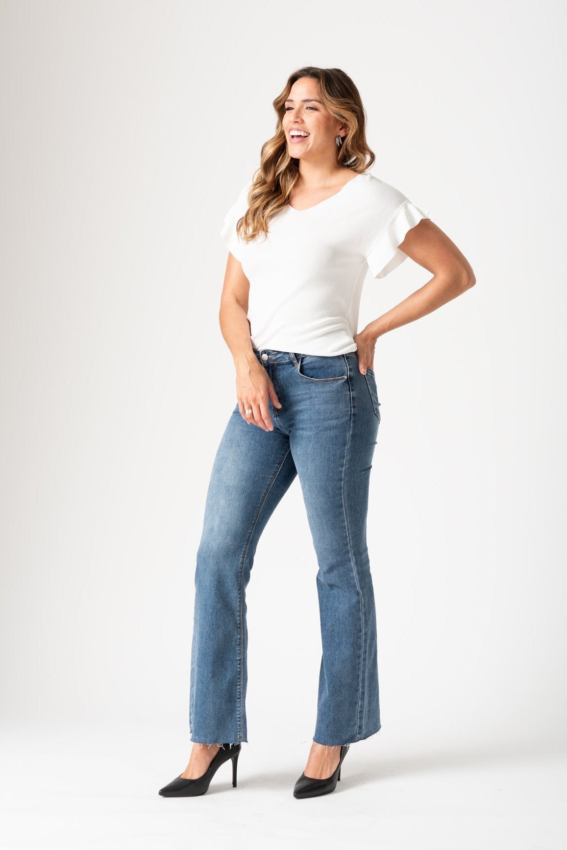 Look completo con la remera blanca y accesorios dorados