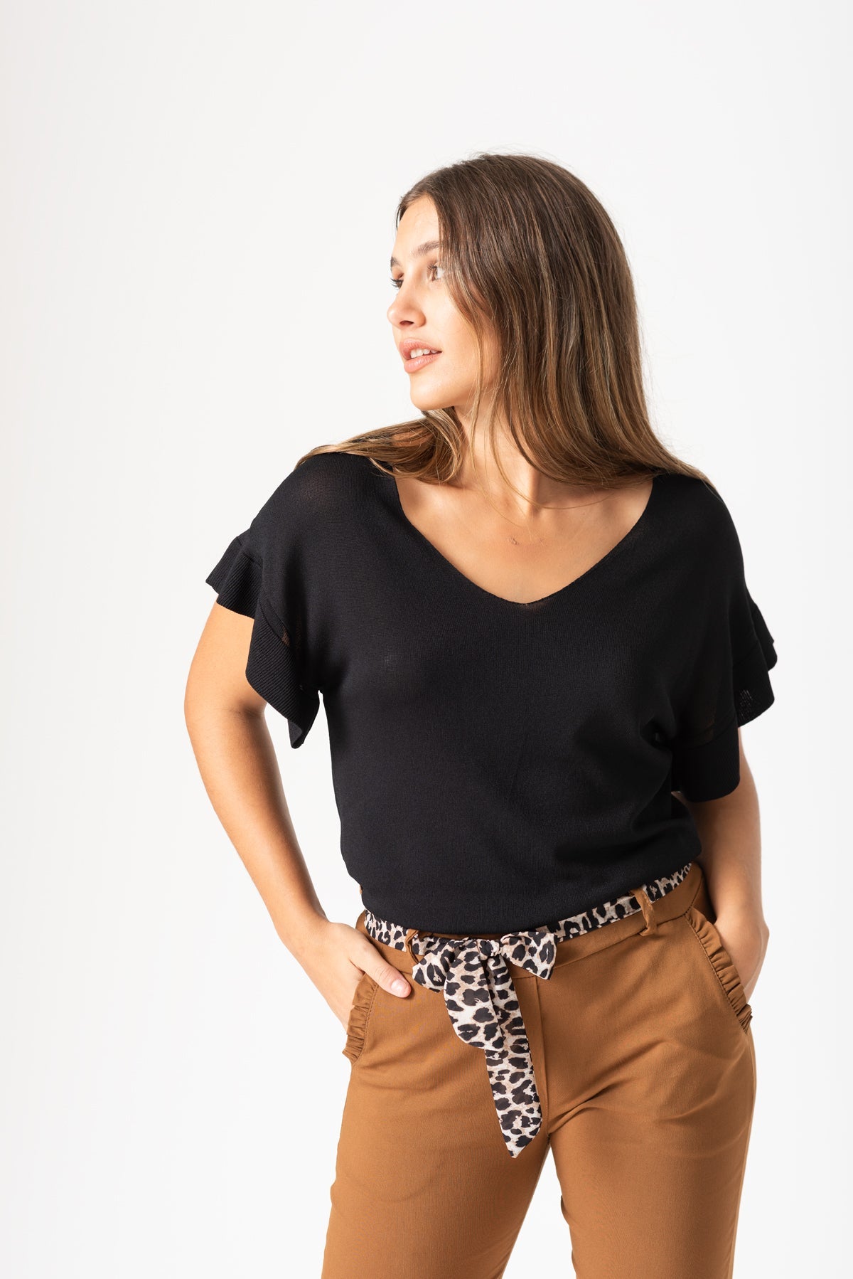 Remera Ana de color negro con diseño relajado, vista frontal