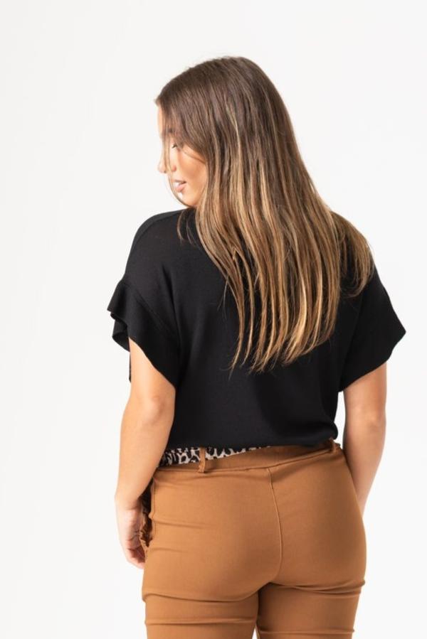 Detalle de la suavidad y caída ligera de la remera negra