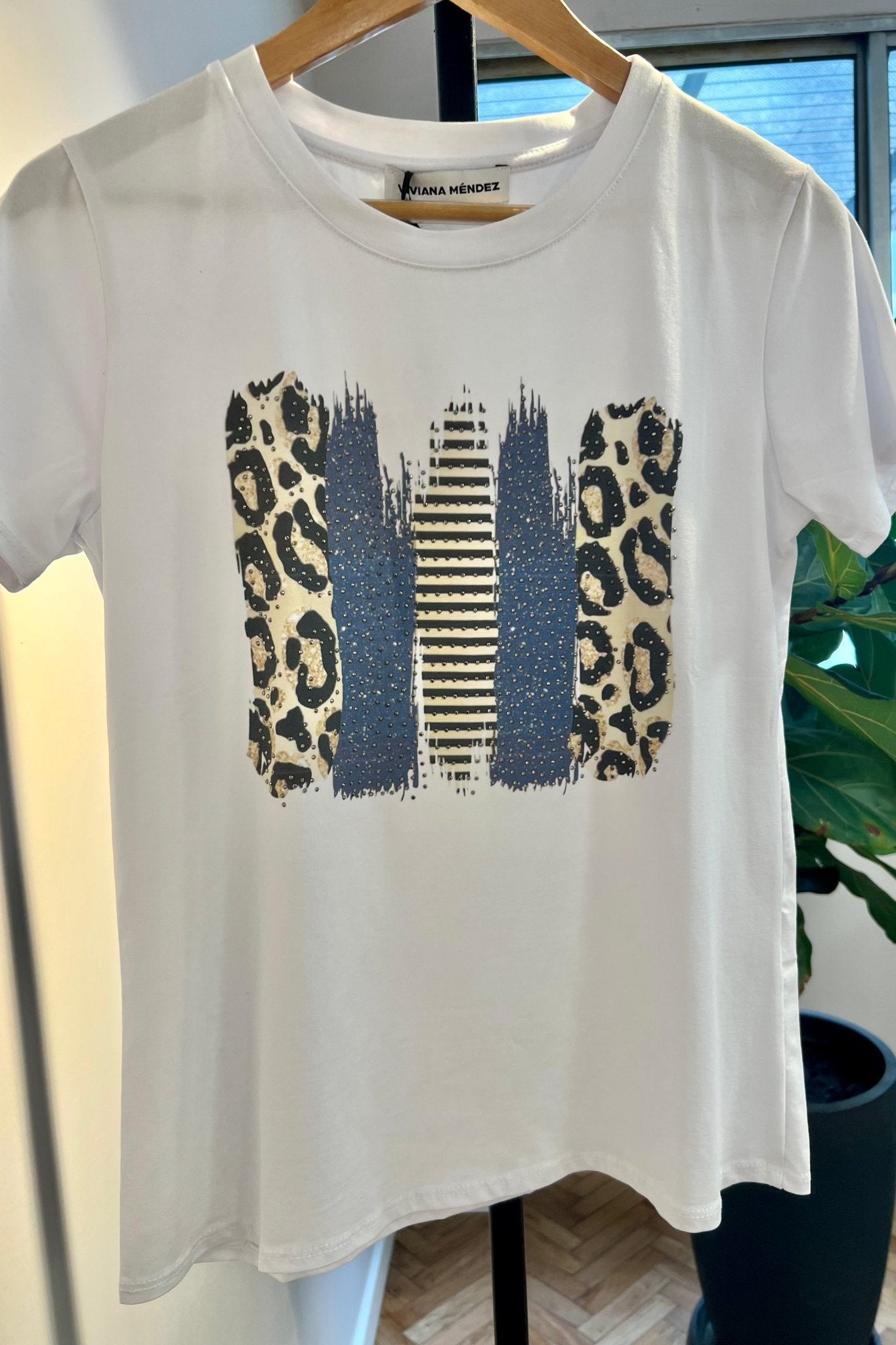 Remera blanca de Viviana Méndez con diseño liviano y elegante