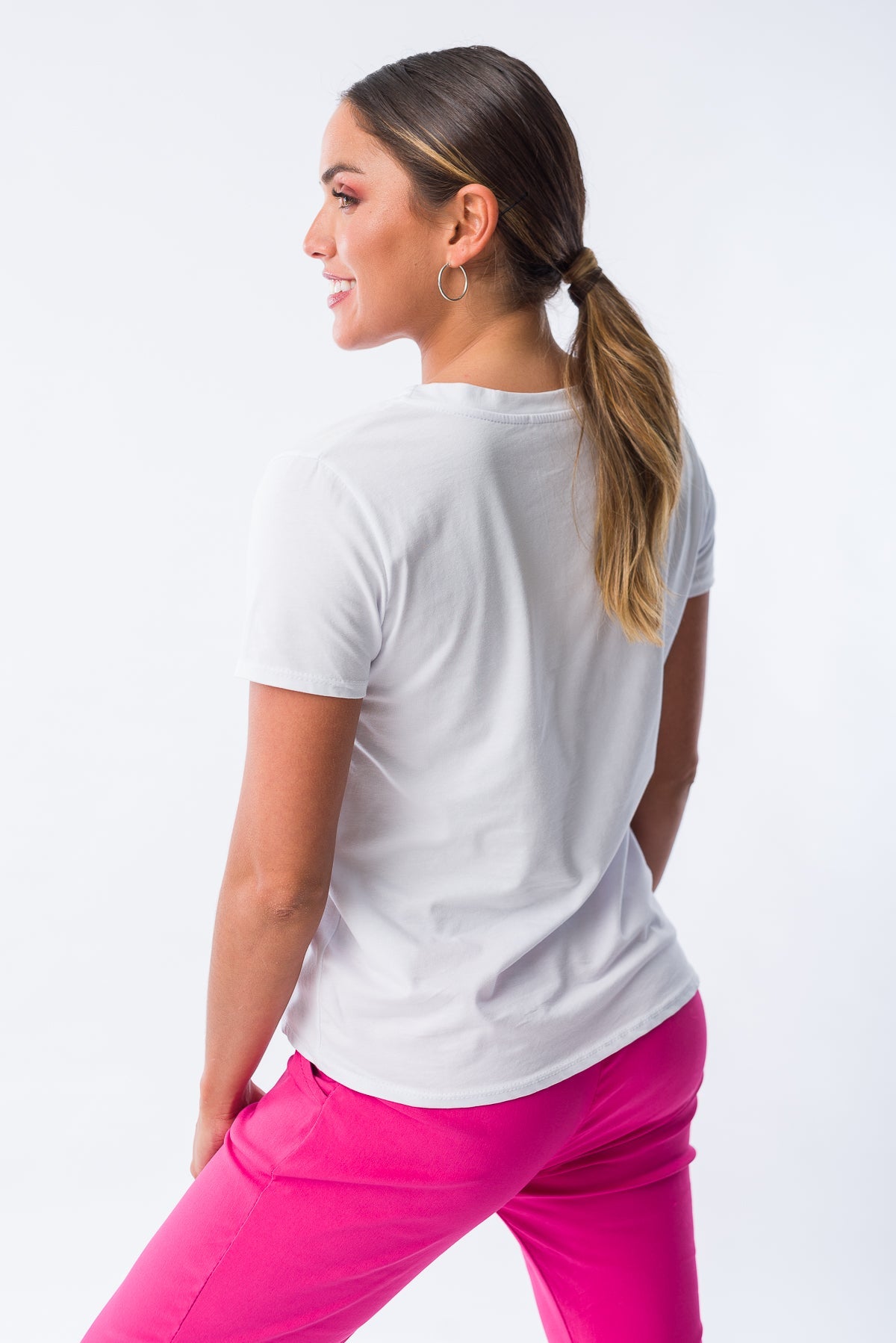 Detalle del escote sutil y terminaciones suaves