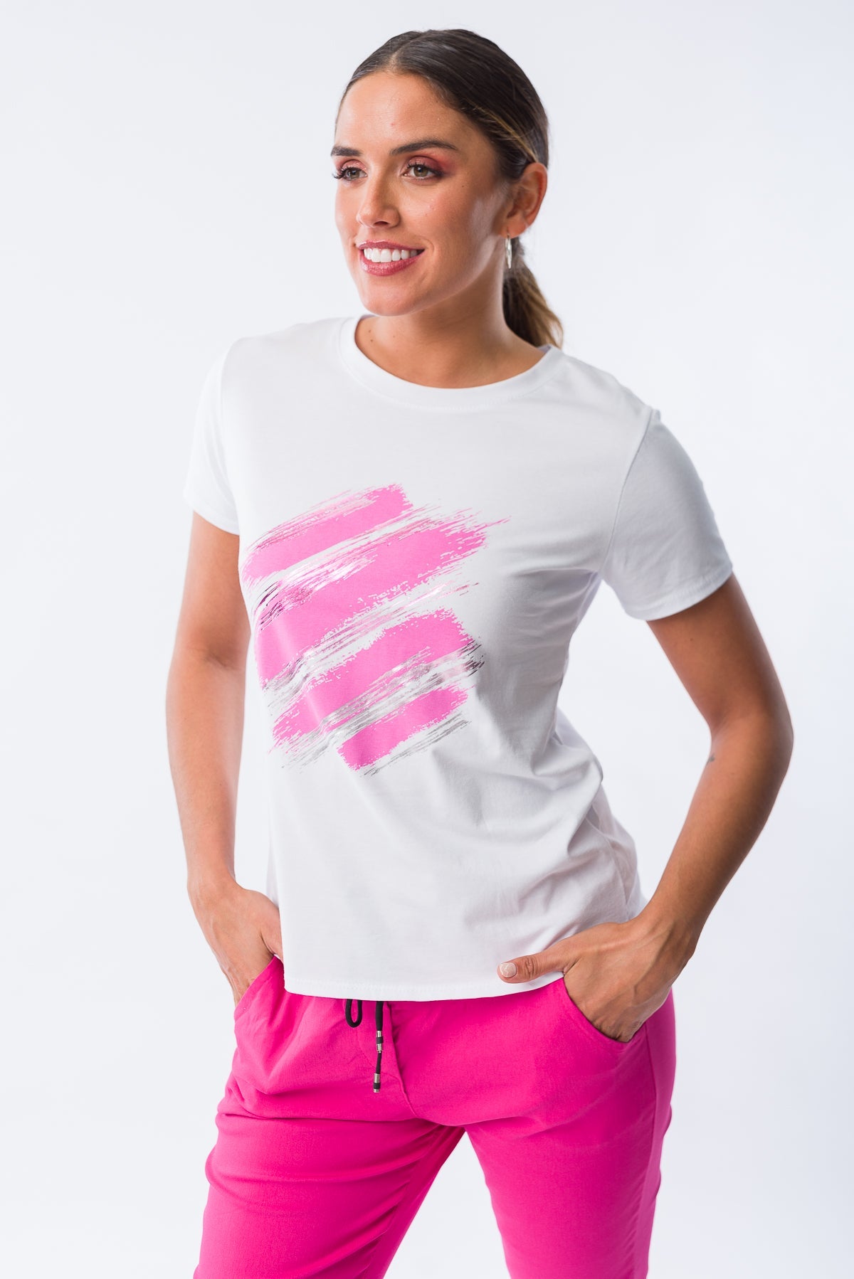 Remera Brosse Blanca/Fucsia con diseño moderno y liviano
