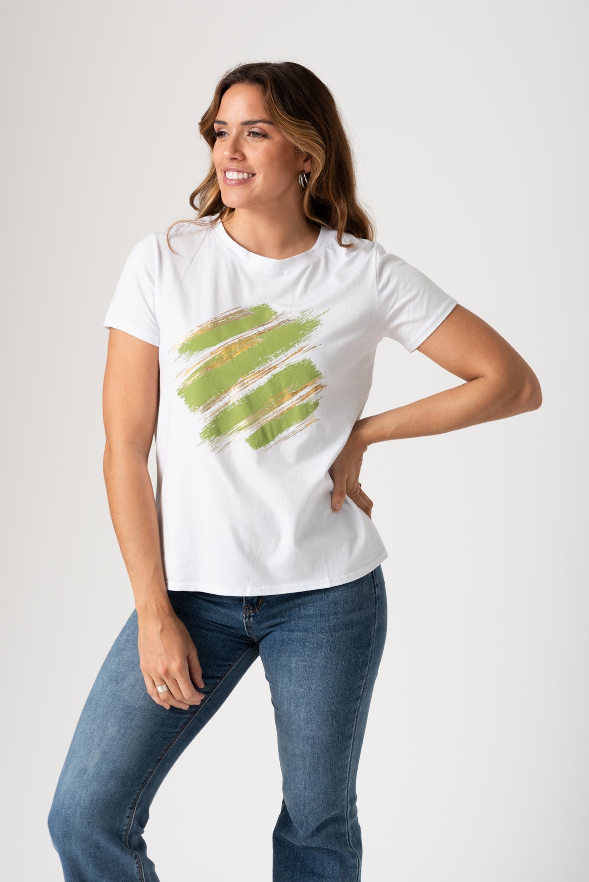 Remera blanca y verde con escote sutil y calce relajado - vista frontal
