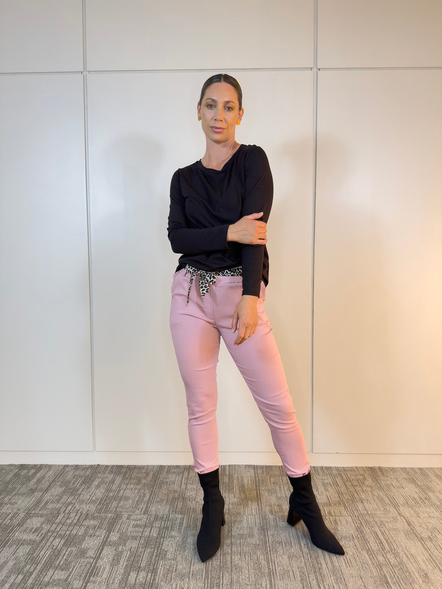 Remera Clásica Negra con manga larga y diseño atemporal