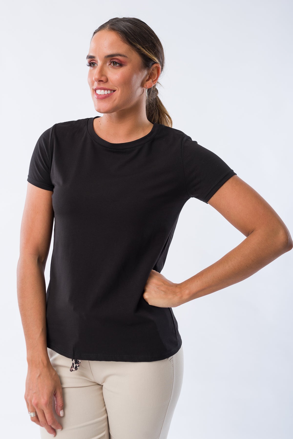 Remera Clásica negra - vista frontal mostrando escote sutil y calce relajado