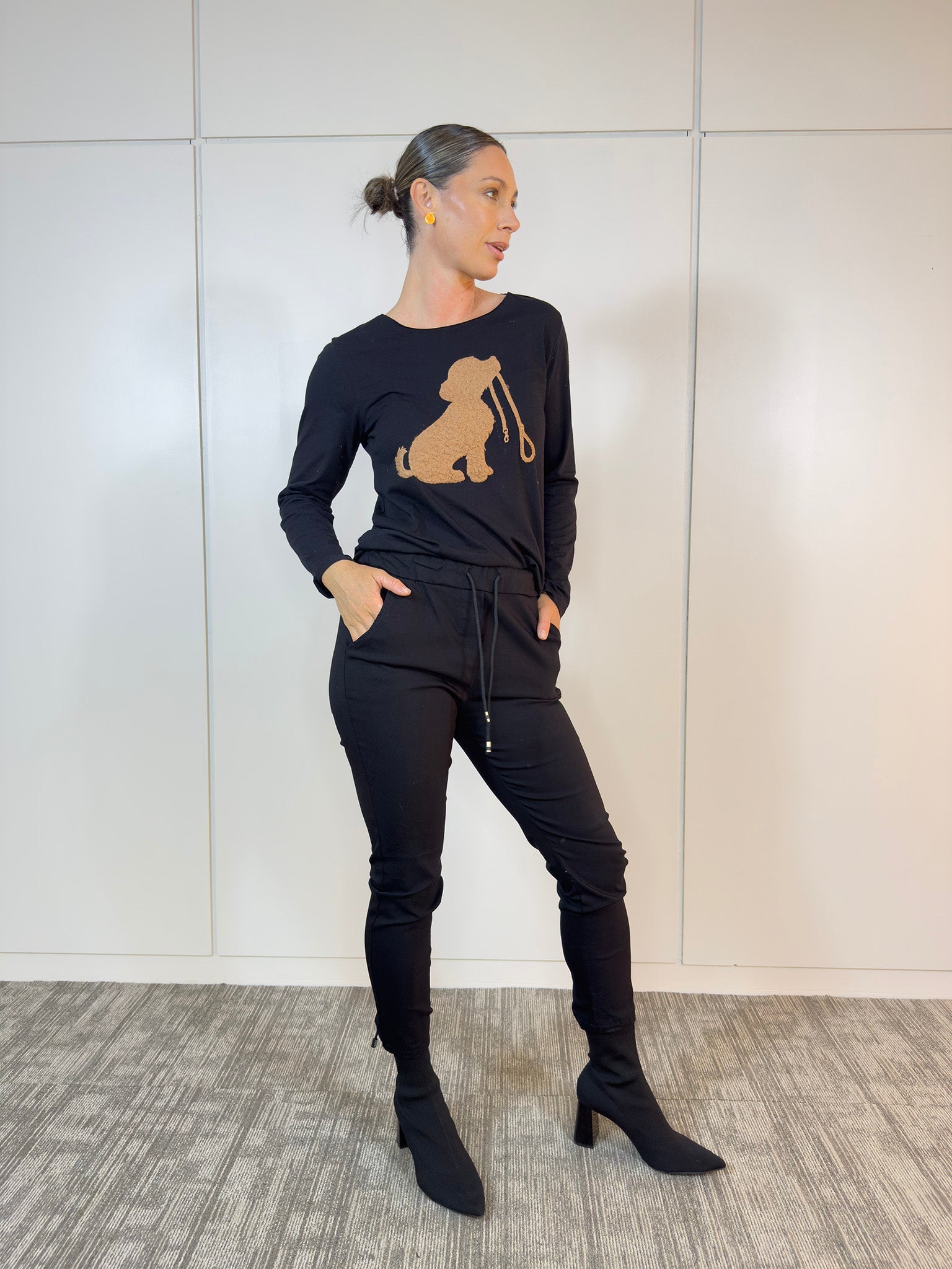 Remera Dog negra con estampado y escote sutil - vista frontal