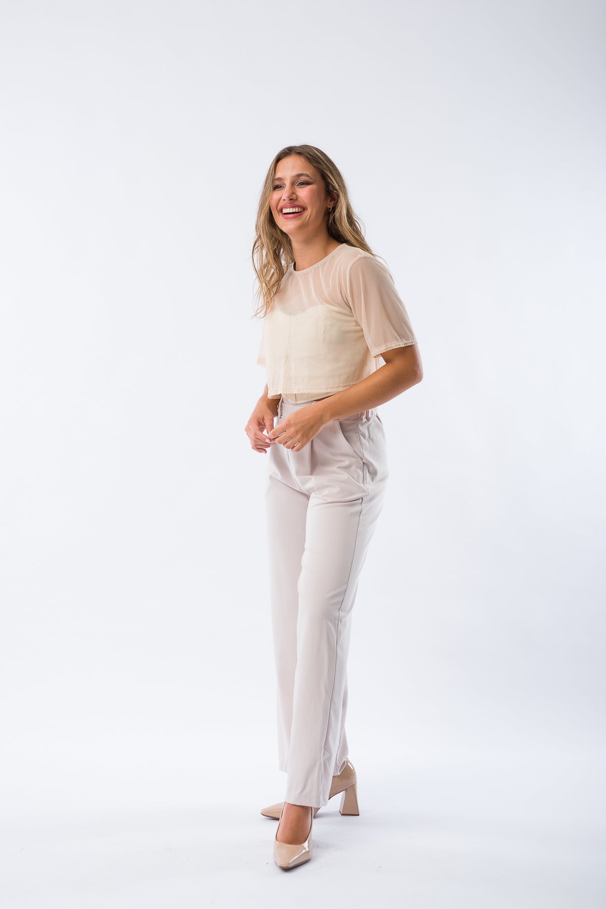 Detalle del tejido suave y caída de la Remera Fancy Beige