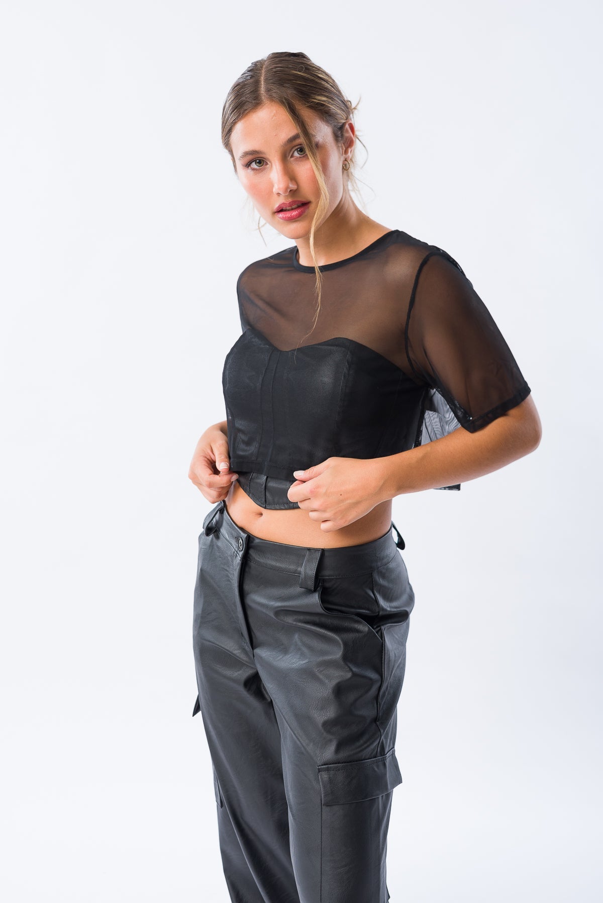 Detalle del tejido y caída de la Remera Fancy Negro