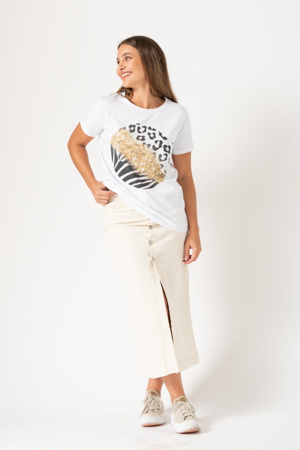 Vista completa de la Remera Instinto Blanca combinada con jeans