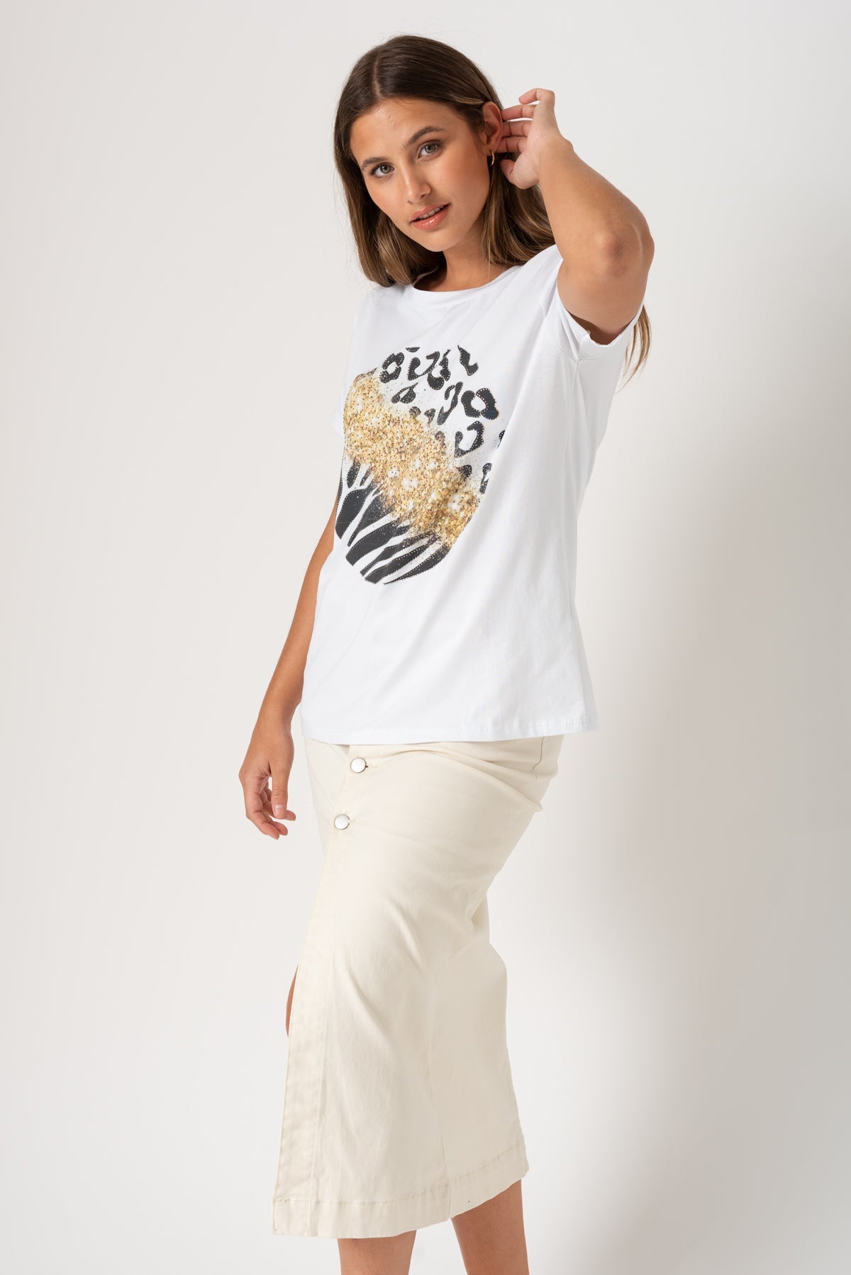 Detalle del escote y terminaciones de la Remera Instinto Blanca