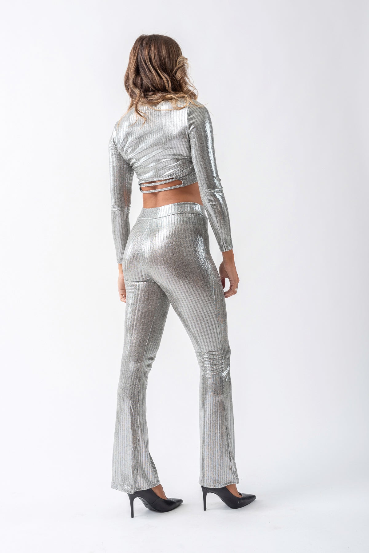 Detalle de la textura suave y caída ligera de la Remera Lucy Plata