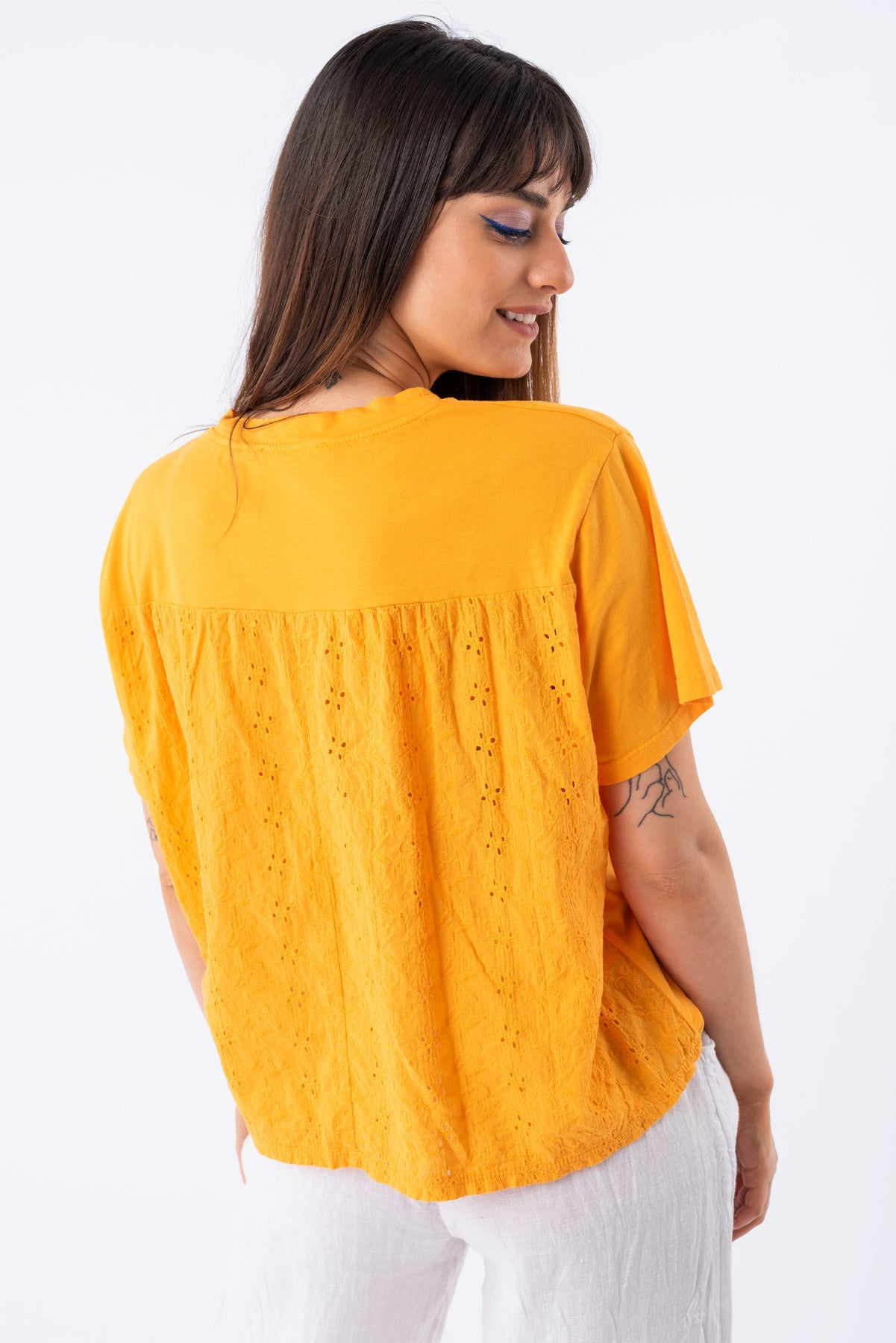 Remera Lupe en naranja con diseño ligero y escote sutil - vista frontal