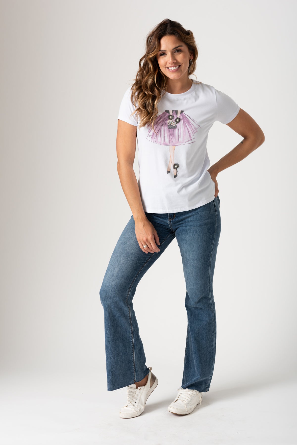 Detalle de la textura liviana y suave de la Remera París