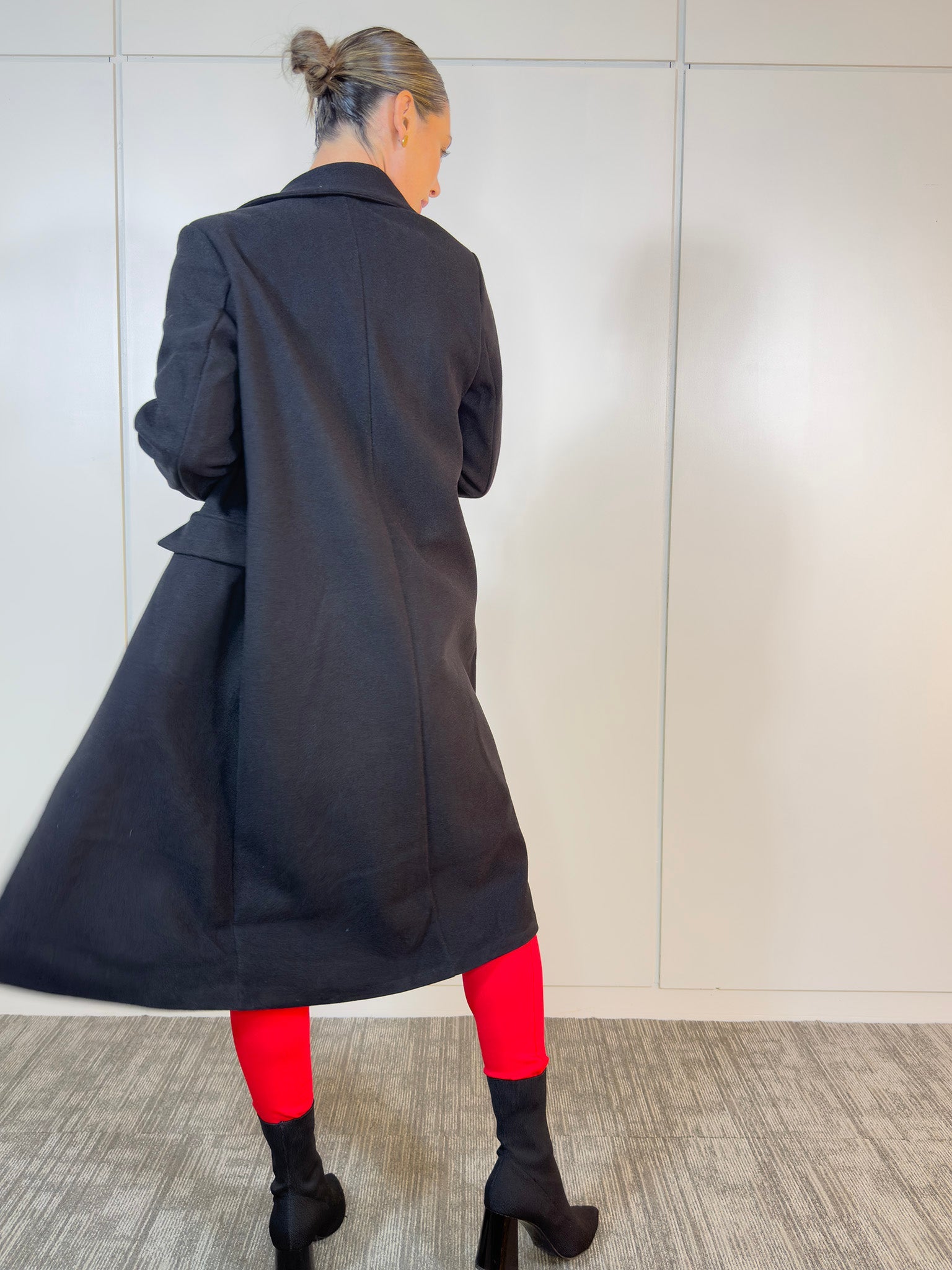 Modelo luciendo el Saco de Paño Firenze Negro en un look casual