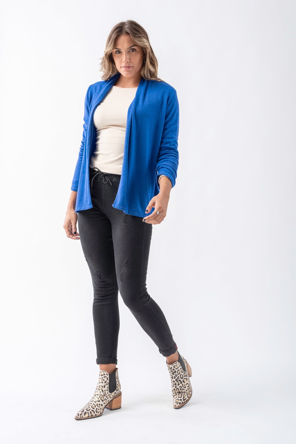 Detalle de la textura suave de la lanilla en color azul