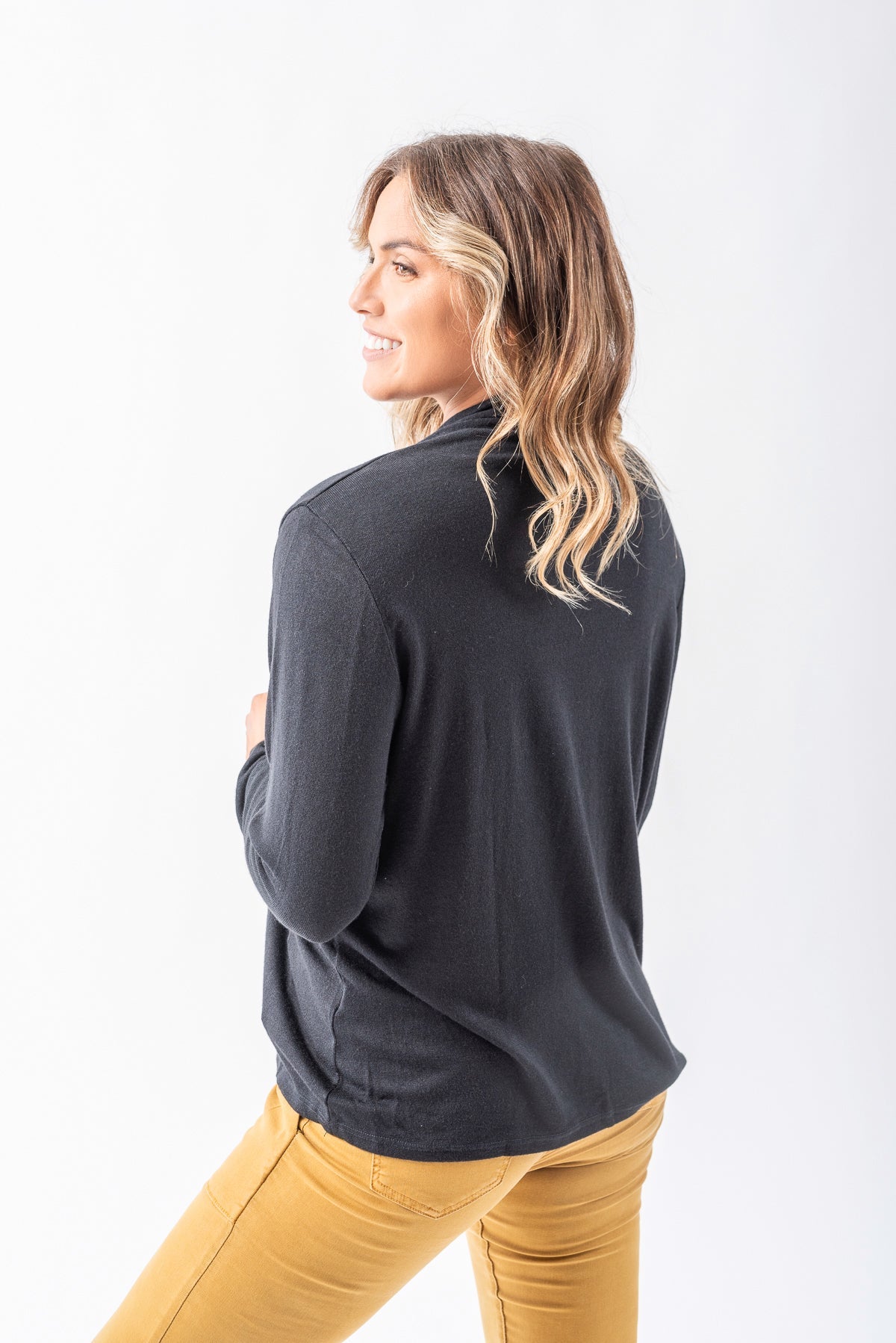 Combinación casual con el Saco Lanilla Negro sobre jeans