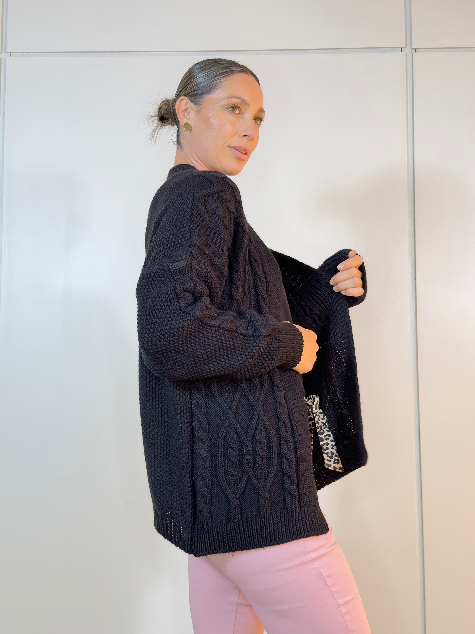 Detalle del tejido texturizado del Saco Nappa Negro