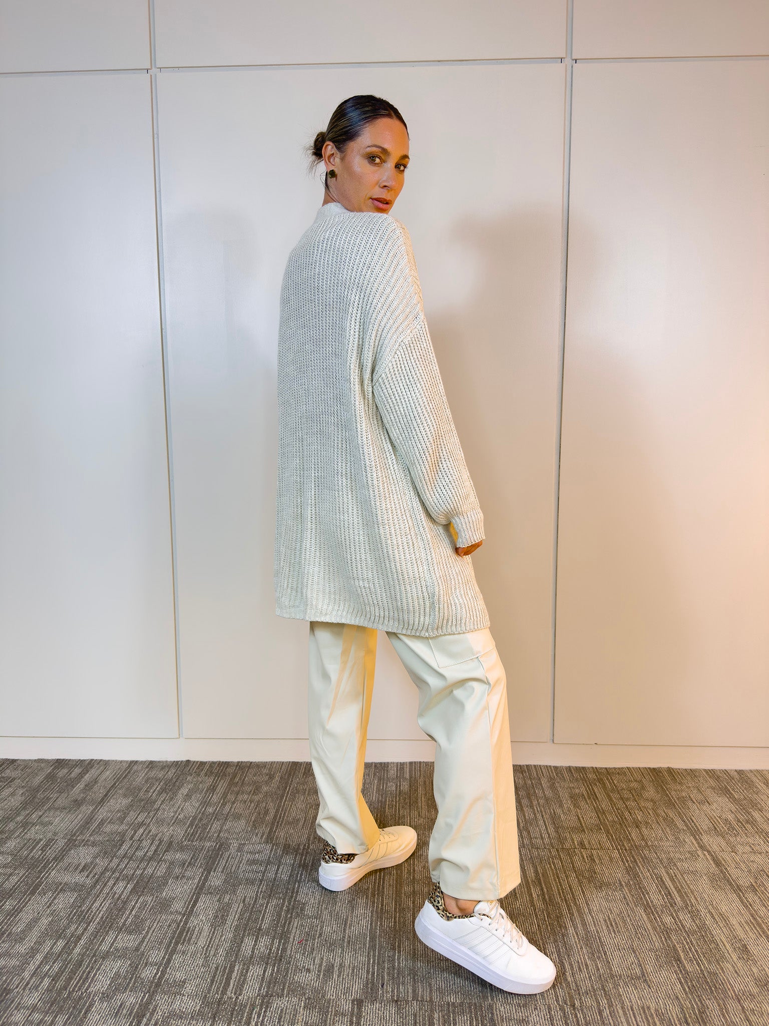 Sacón Dopia Beige en estilo oversize - vista frontal