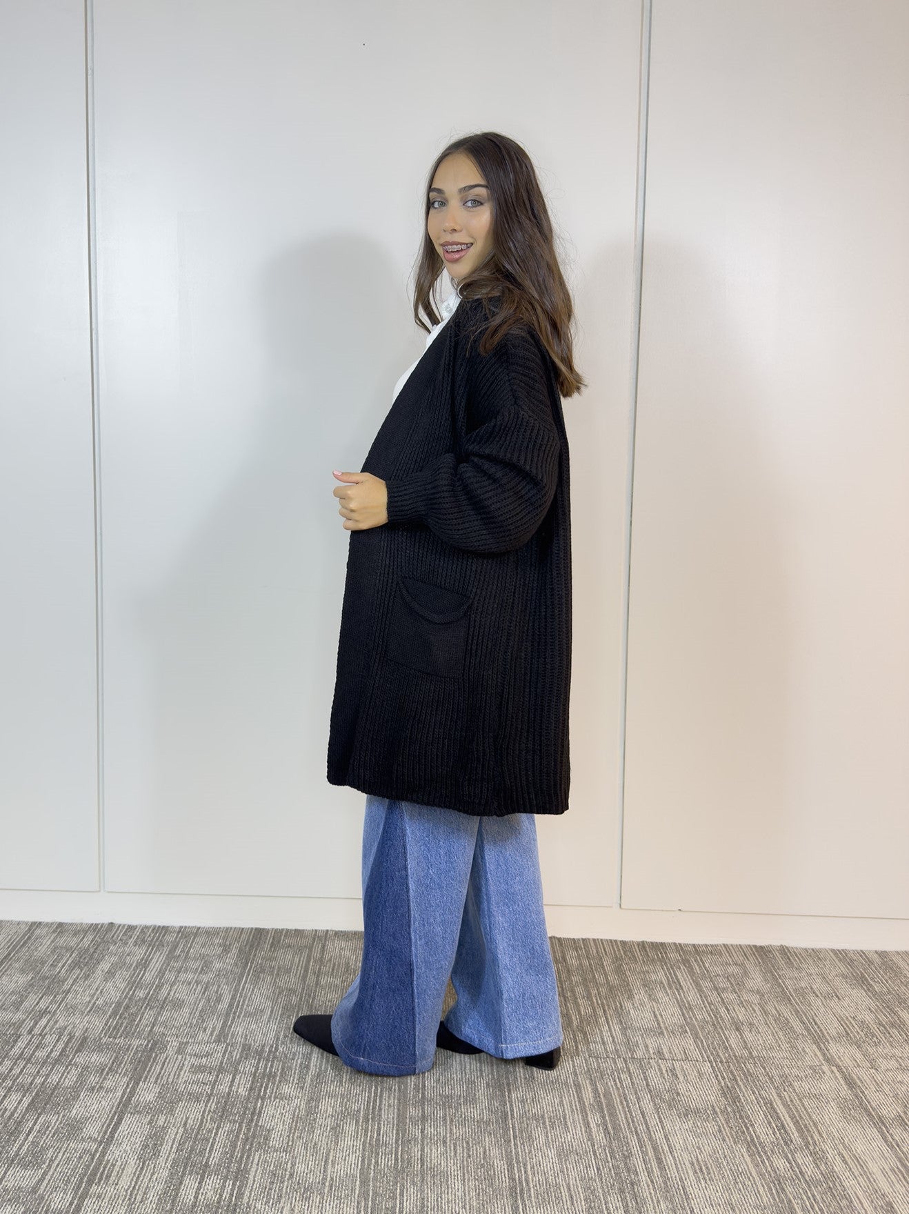 Detalle del tejido de punto largo y estilo over size