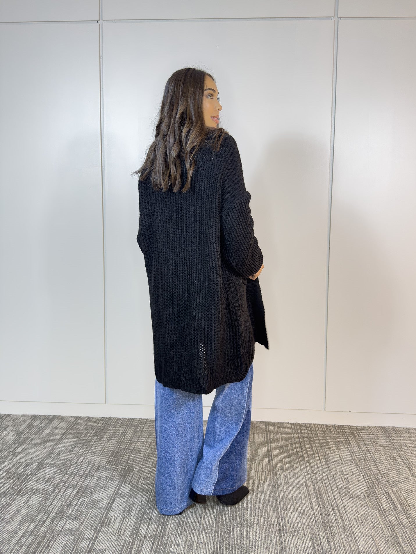 Sacón Dopia Negro combinado con outfit casual