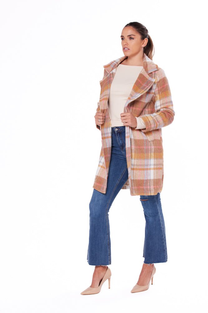 Detalle de botones cruzados y solapa amplia