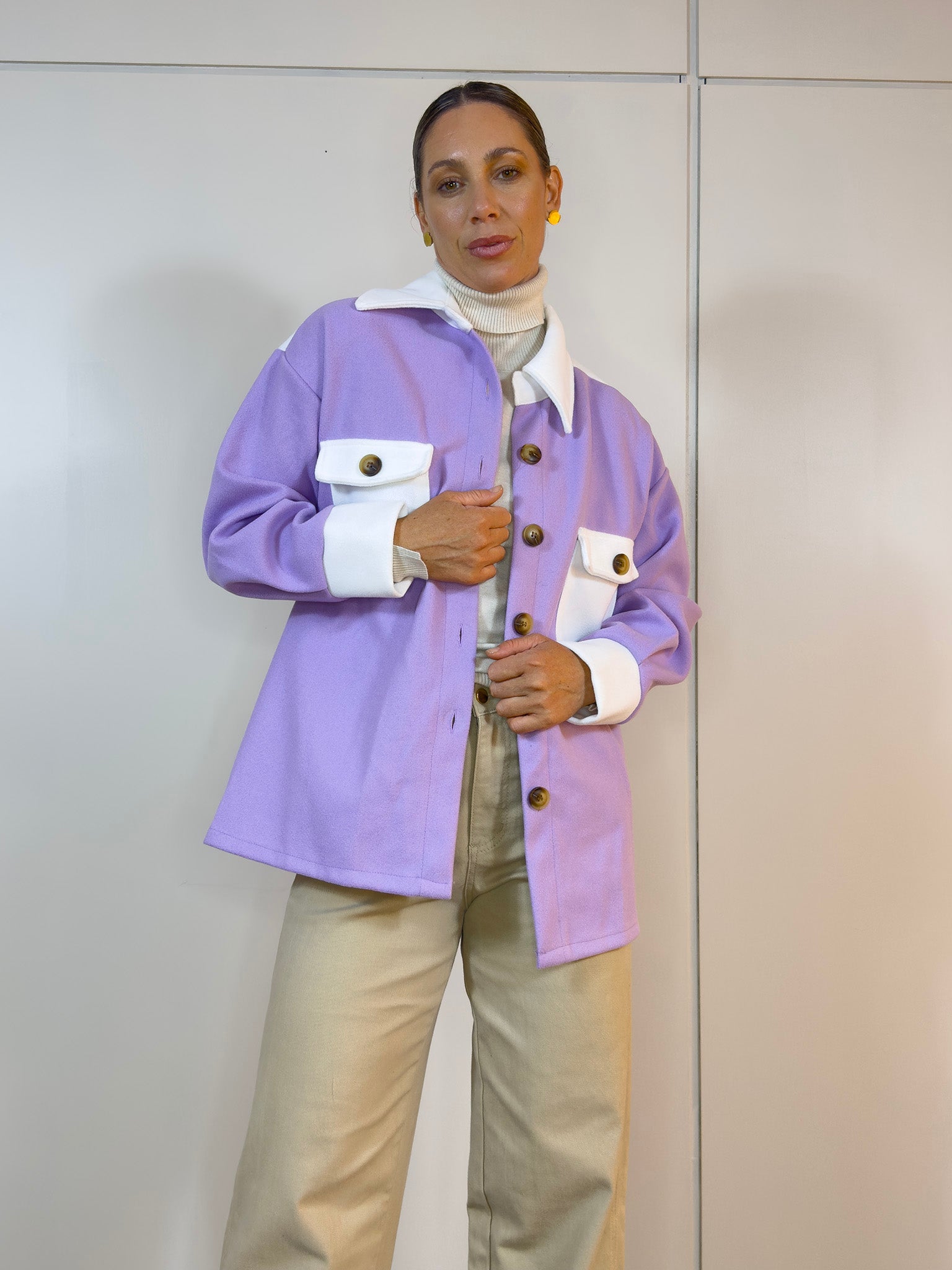 Sobre camisa lila y blanco, elegante y sofisticada, vista frontal