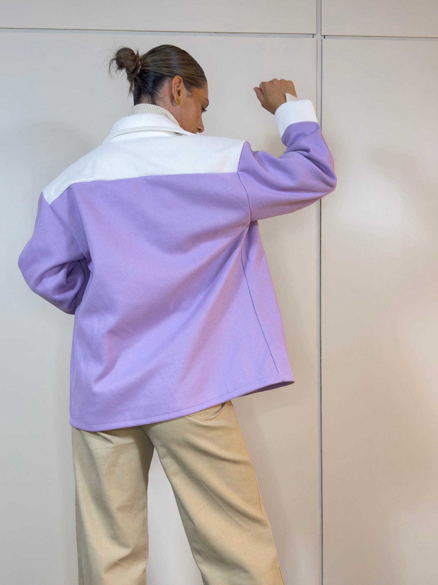 Detalle del diseño de dos tonos en sobre camisa Dua