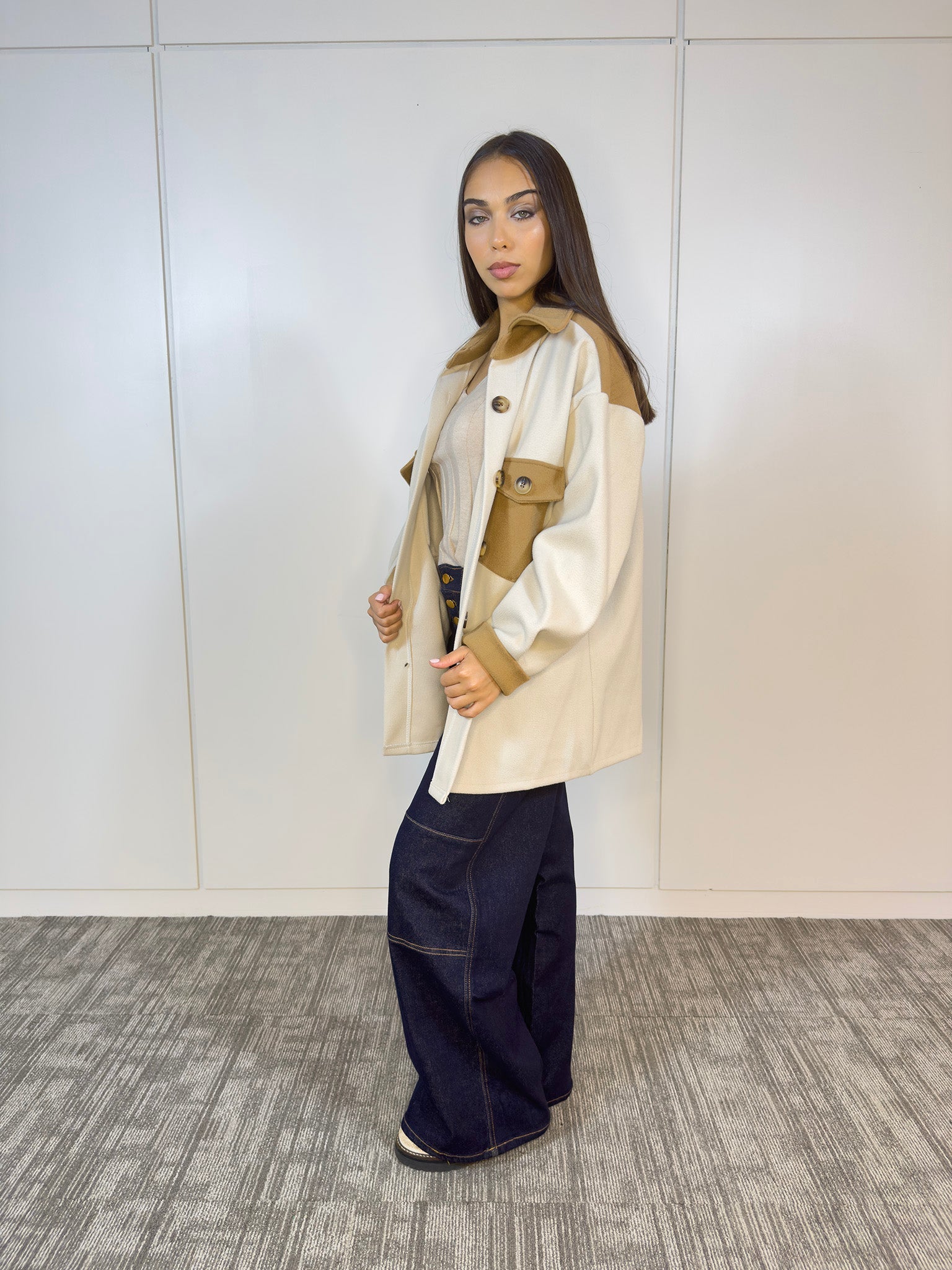 Sobre Camisa Dua en color natural/camel, vista frontal de estilo elegante