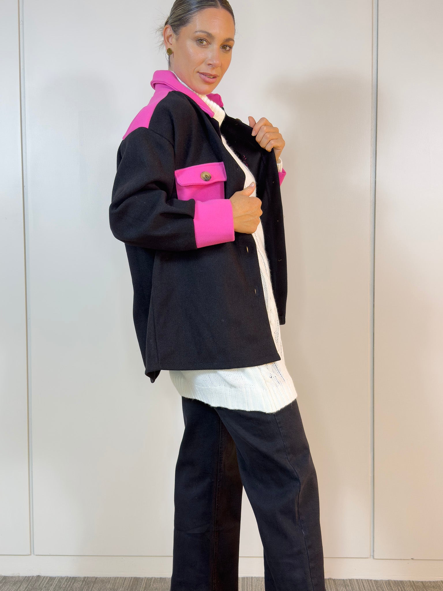 Detalle del diseño Dua en negro y fucsia - estilo audaz