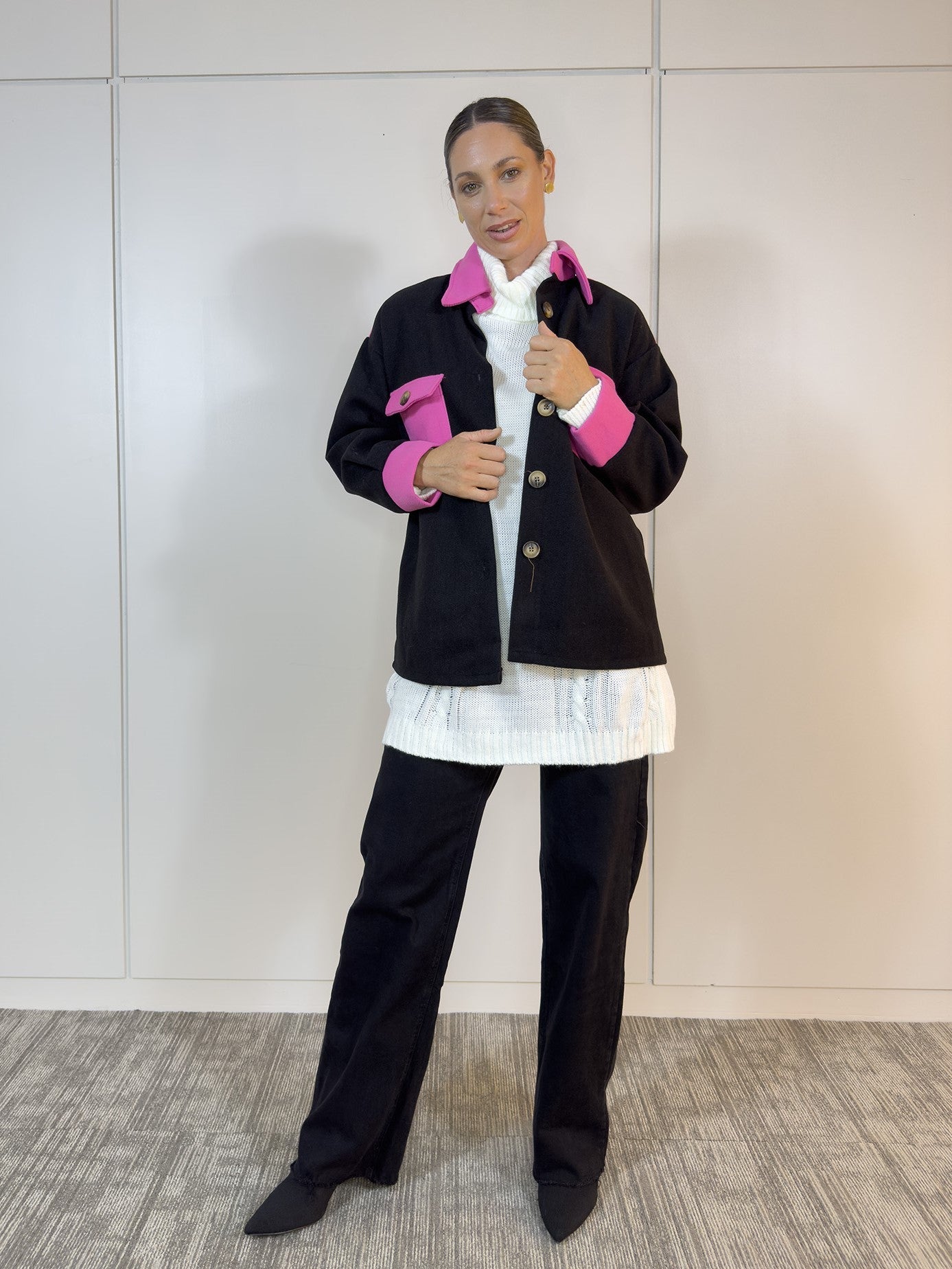 Sobre camisa Dua negro y fucsia de Viviana Méndez - vista frontal