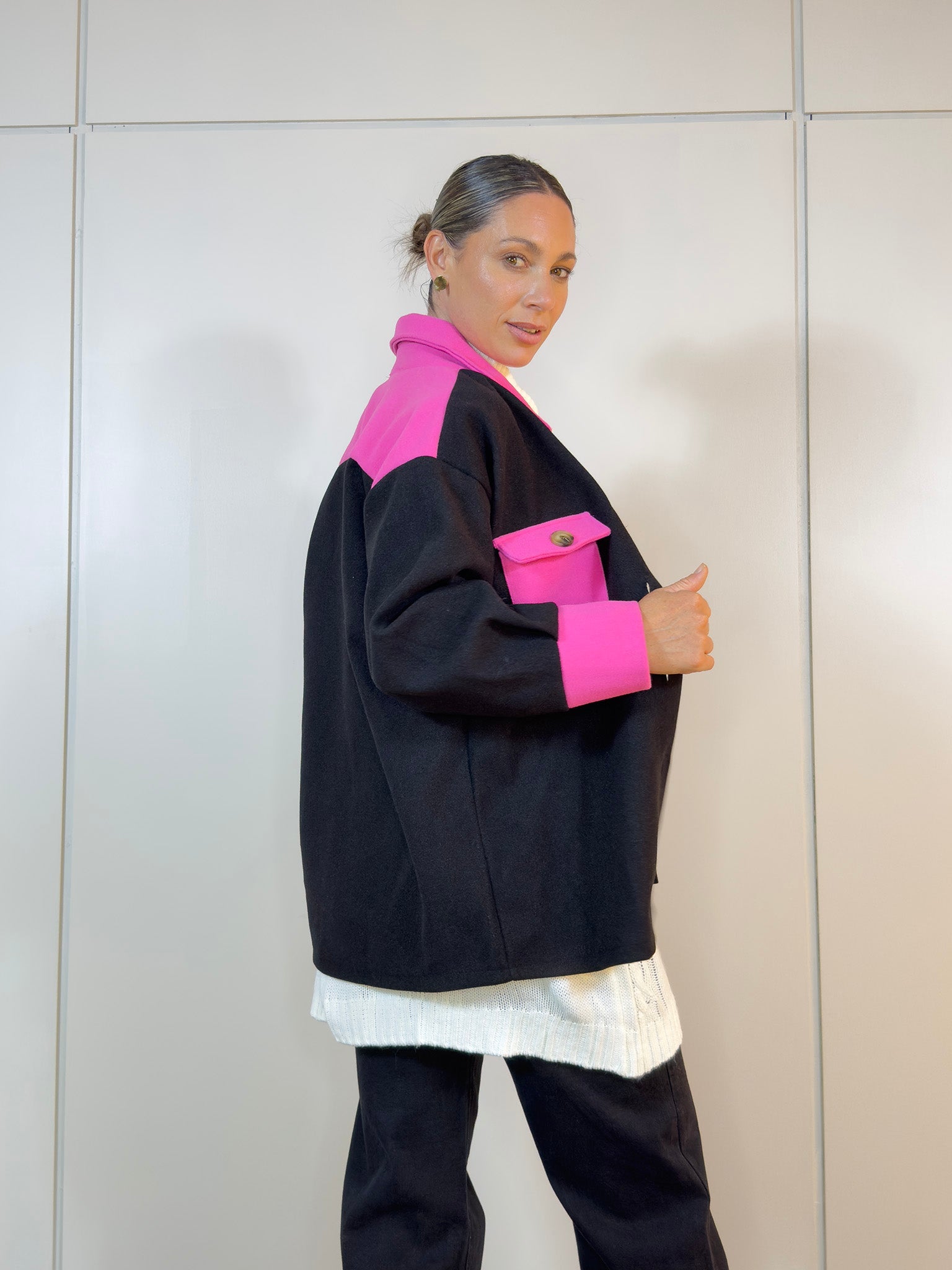 Vista posterior de la sobre camisa Dua con diseño de dos tonos