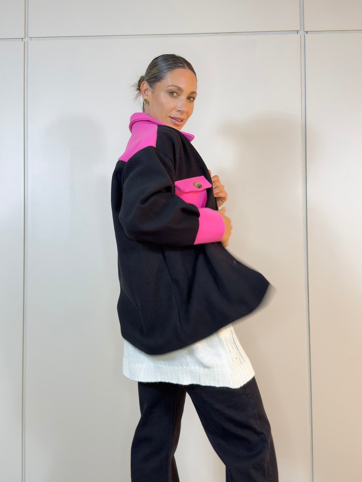 Look completo con sobre camisa Dua para un evento casual