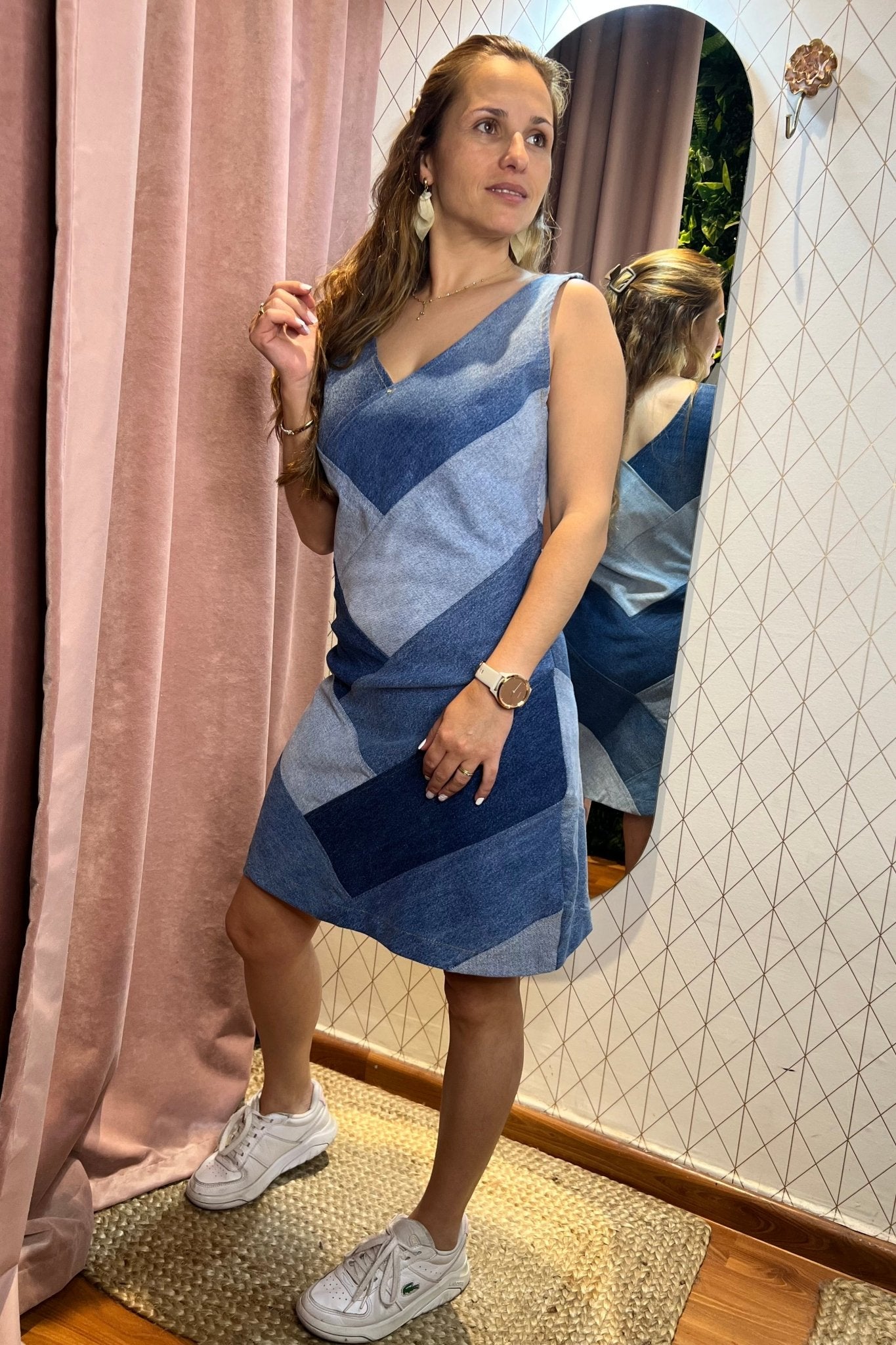 Solera Fusión azul combinada con accesorios para un look casual chic