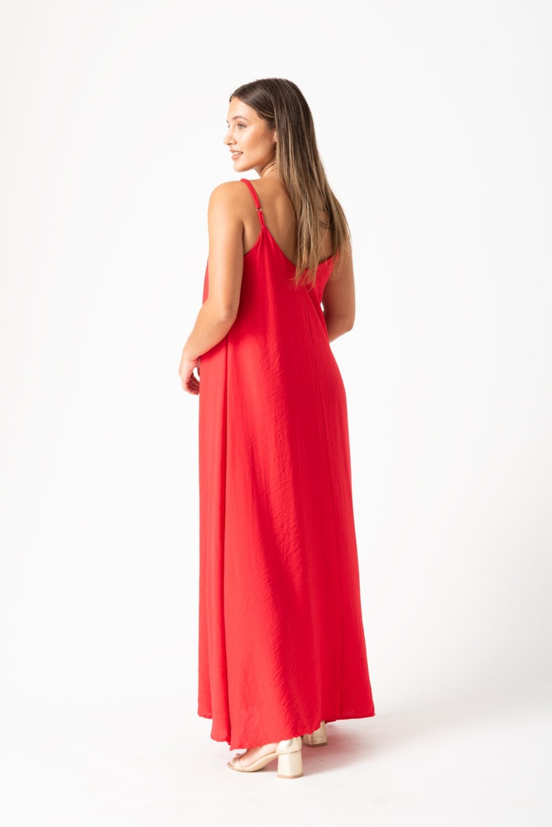 Combinación de Solera Salerno Rojo con accesorios para un look casual elegante